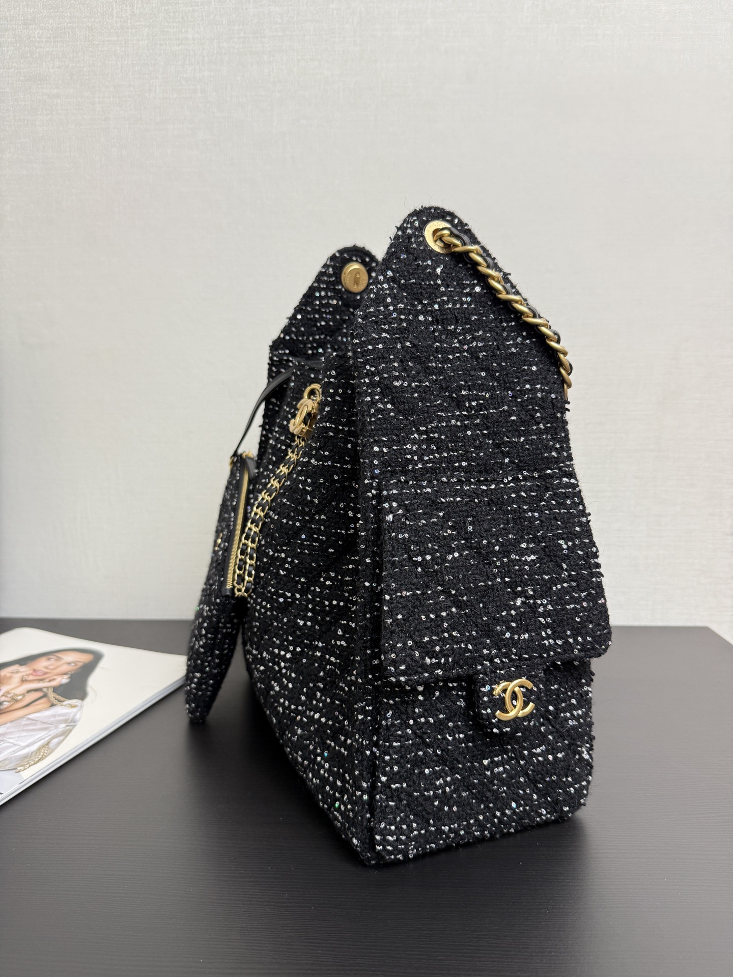  现货25A水桶抽绳包！花呢料黑色中号
香家系列新添一个小可爱，它的本体其实是一个小水桶包，粗花呢面料，很像刻意而为之的精心搭配．大大的双C logo设计，可以调动！迷人的小细节，⛓链条不可调节、溜金搭配，五金选用的复古做旧金，非常有中古的味道，忍不住称绝的一款✨ 
size：30*27*20*13cm 小号
        38*30*30*14cm 中号98443
