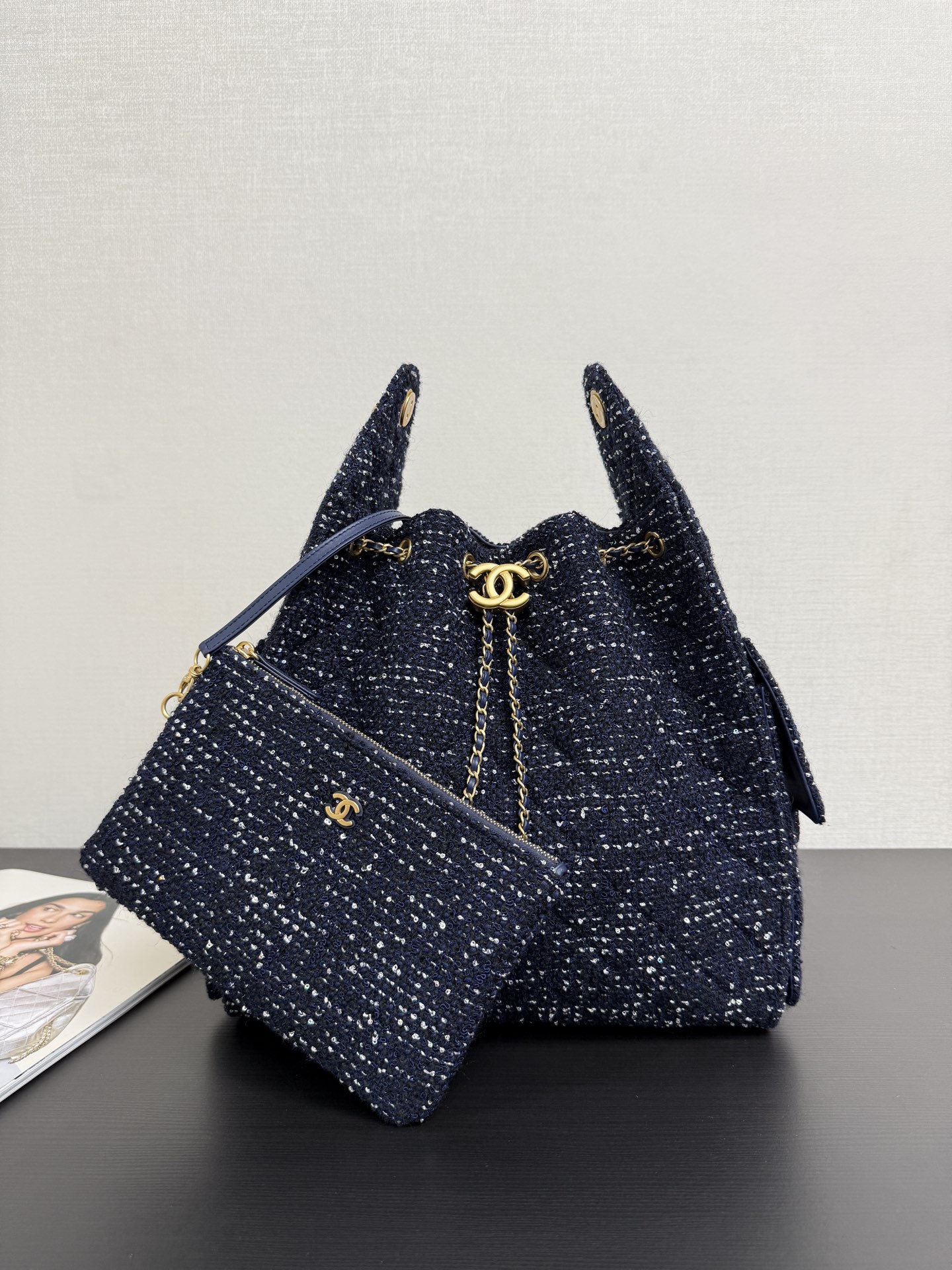  现货25A水桶抽绳包！花呢料蓝色中号
香家系列新添一个小可爱，它的本体其实是一个小水桶包，粗花呢面料，很像刻意而为之的精心搭配．大大的双C logo设计，可以调动！迷人的小细节，⛓链条不可调节、溜金搭配，五金选用的复古做旧金，非常有中古的味道，忍不住称绝的一款✨ 
size：30*27*20*13cm 小号
        38*30*30*14cm 中号99442