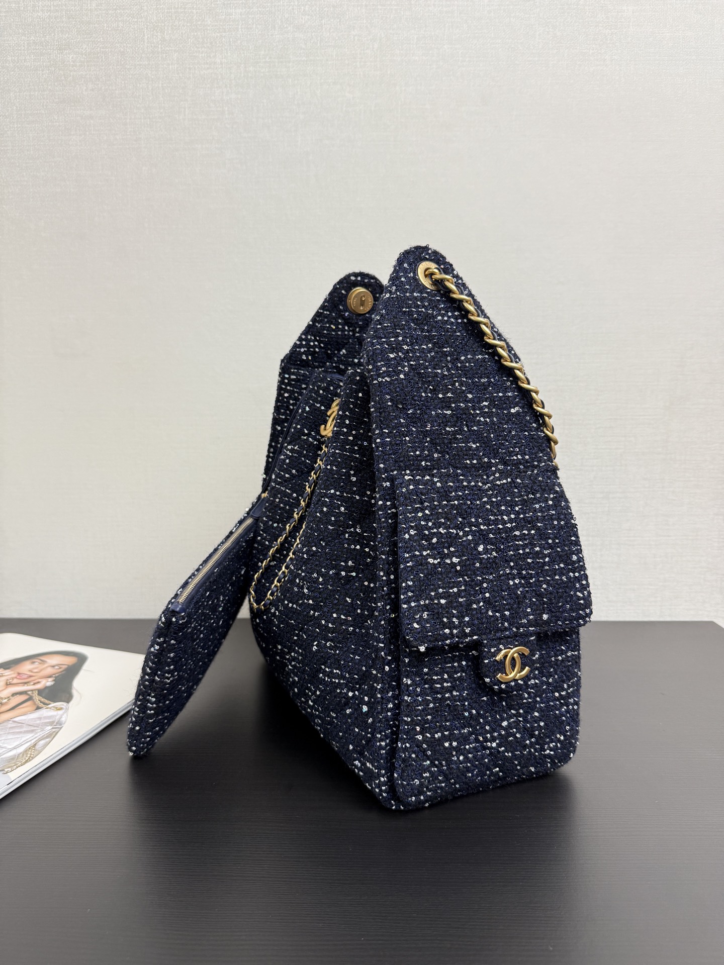  现货25A水桶抽绳包！花呢料蓝色中号
香家系列新添一个小可爱，它的本体其实是一个小水桶包，粗花呢面料，很像刻意而为之的精心搭配．大大的双C logo设计，可以调动！迷人的小细节，⛓链条不可调节、溜金搭配，五金选用的复古做旧金，非常有中古的味道，忍不住称绝的一款✨ 
size：30*27*20*13cm 小号
        38*30*30*14cm 中号99442