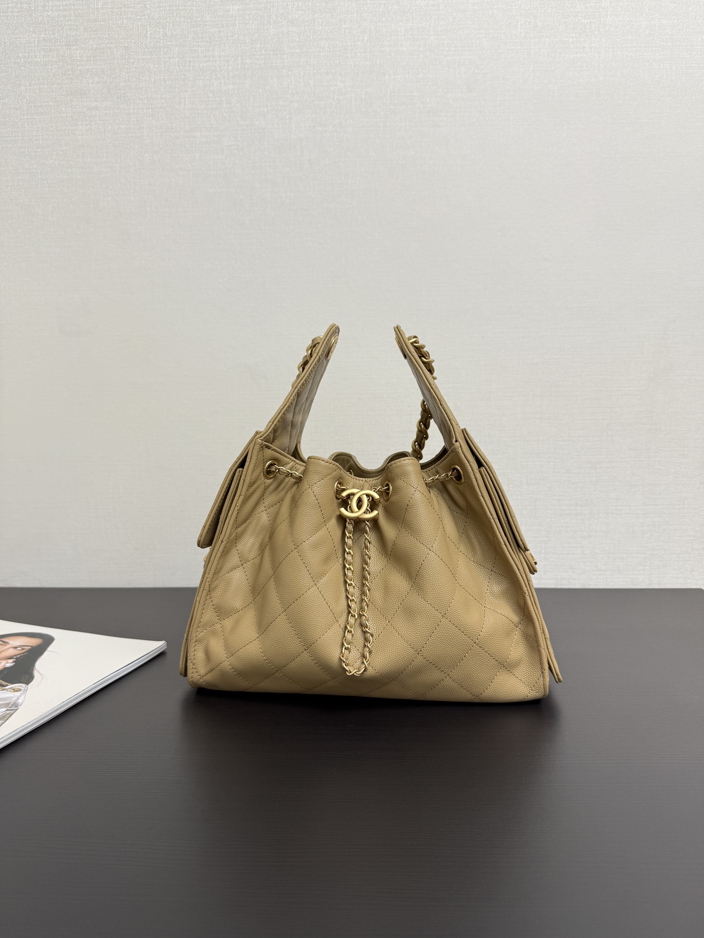 ¡Bolso tipo cubo con cordón 25A en stock! Caviar Small Size es una nueva monada de la serie Xiangjia. Su cuerpo es en r…