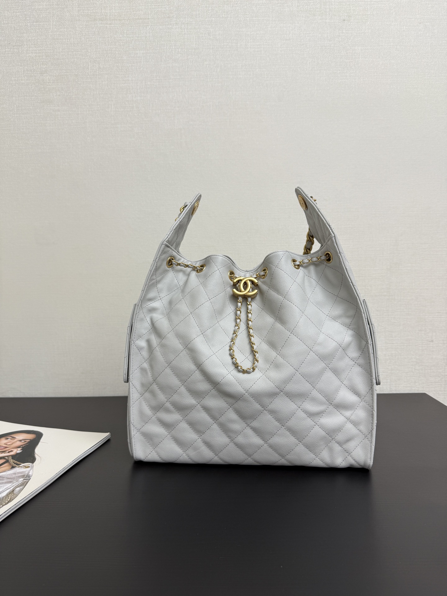 ¡Bolso tipo cubo con cordón 25A en stock! Caviar Medium es una nueva y linda incorporación a la serie Xiangjia. Su cuer…