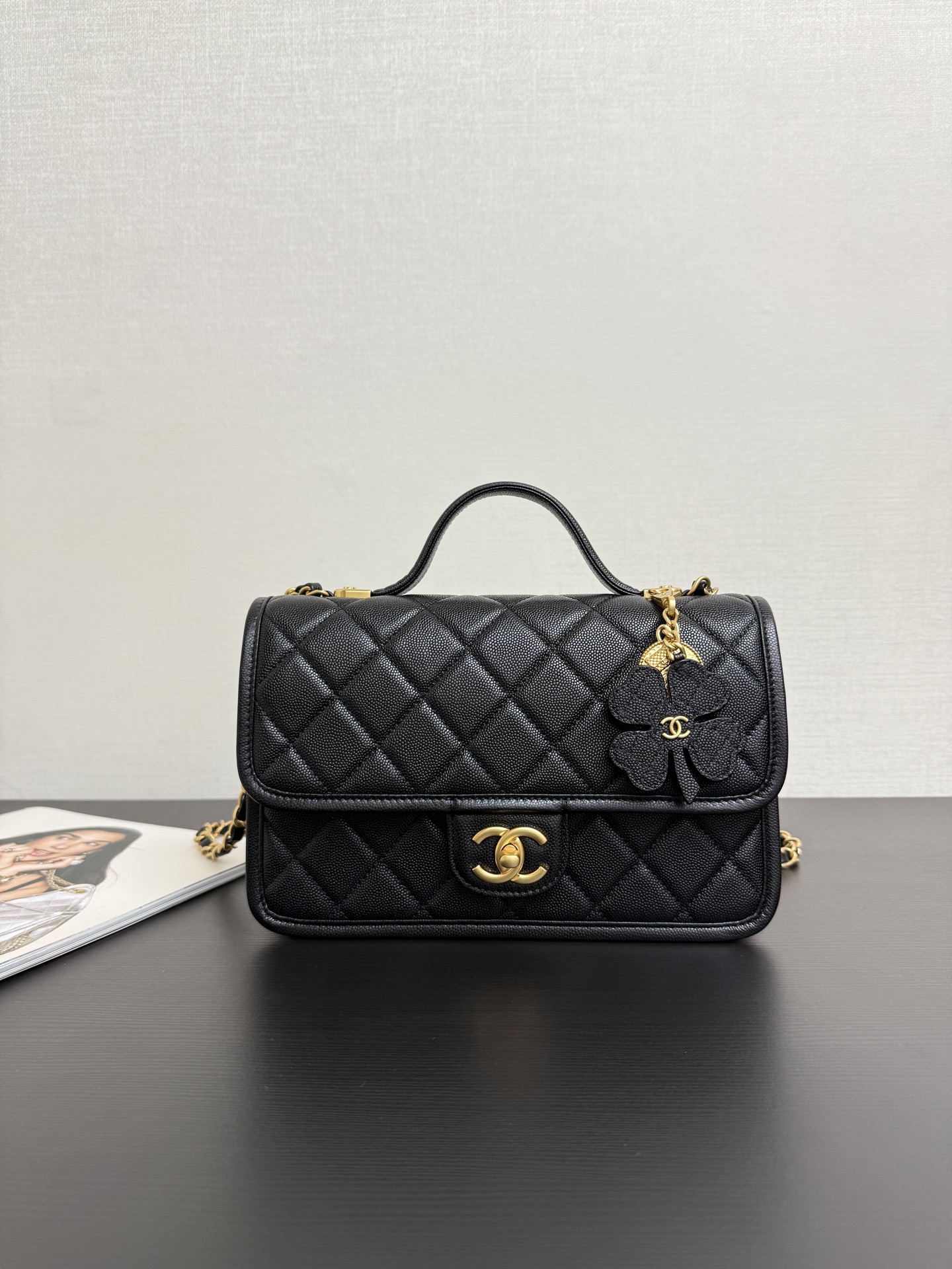 En stock Bolso bandolera serie trébol de cuatro hojas 25B. El elemento trébol de cuatro hojas es clásico y tiene un bue…