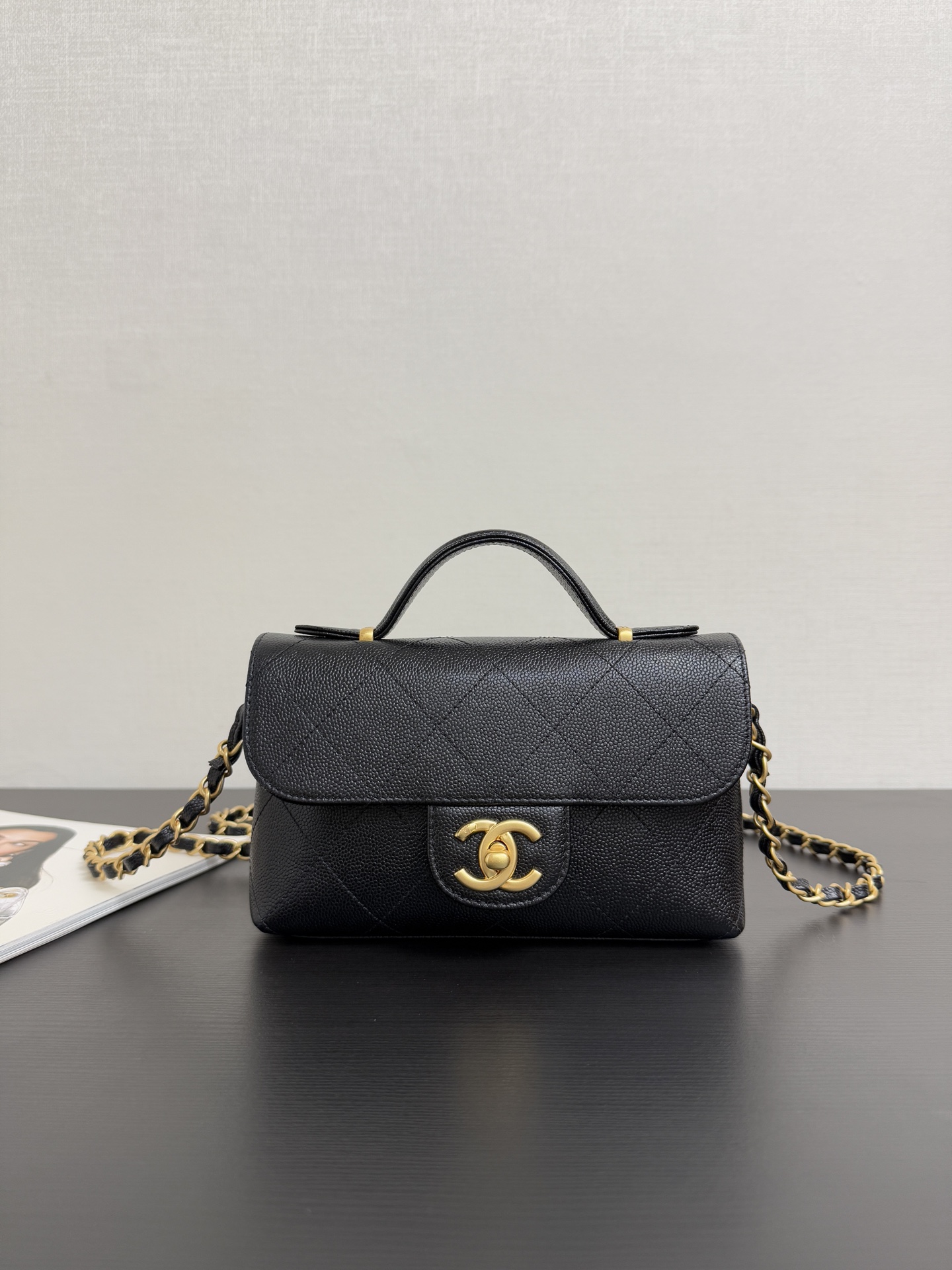 En stock Bolso con solapa en piel de vacuno lichi en oro negro de 25K. Puede integrar perfectamente los elementos de di…