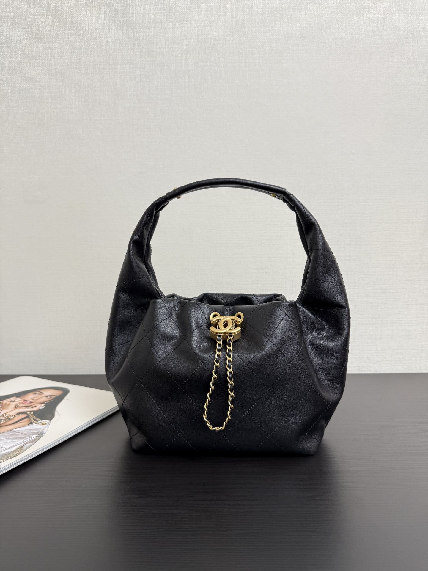 ¡Bolso hippie hobo de 25k en stock, lleno de sensación de alta gama! Con su silueta lánguida única y su exquisita artes…