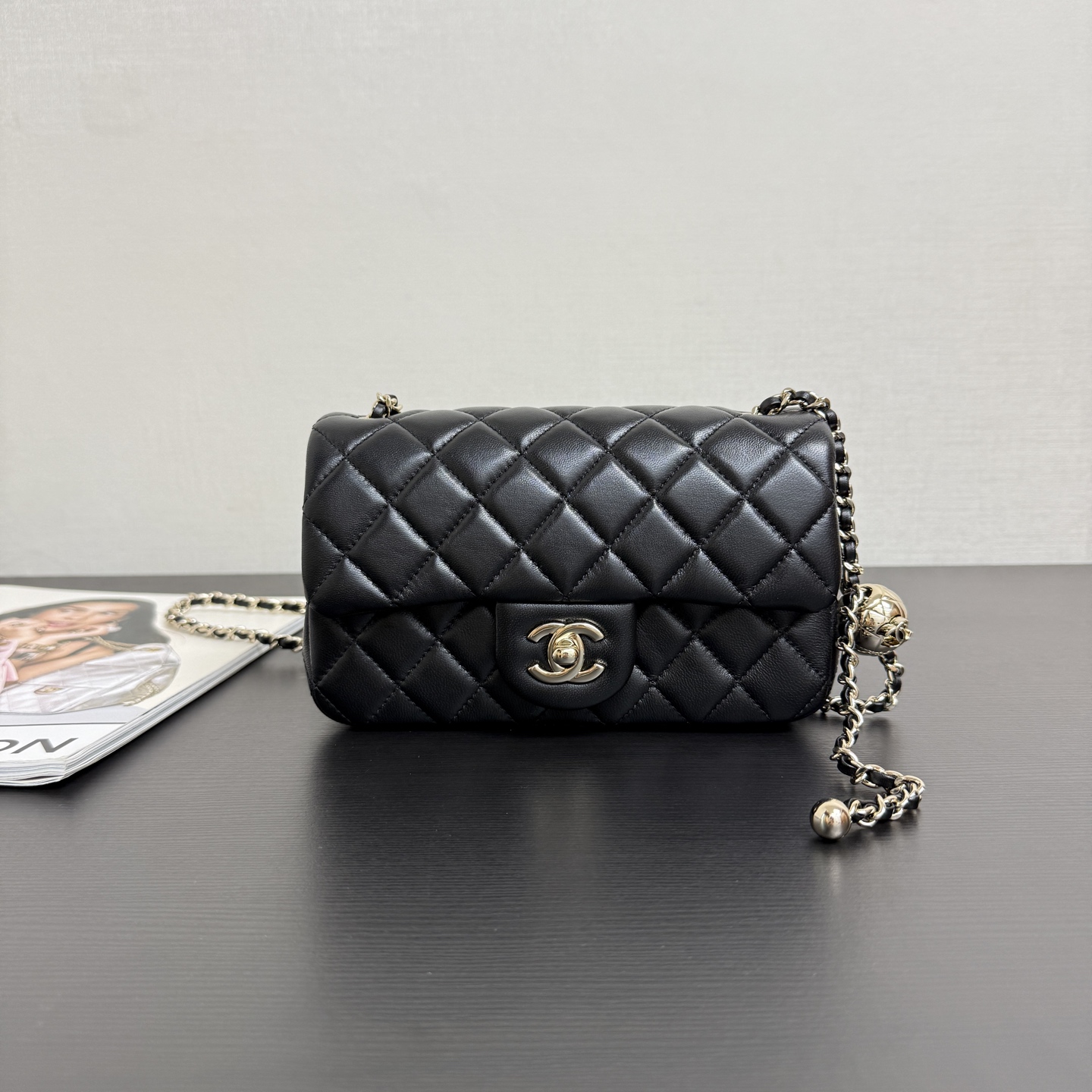 Listo en stock 🆕𝟮𝟱𝗞Bolso con bola de oro claro, mini grande con hebilla de ajuste de bola dorada, recién lanzado ｜ …