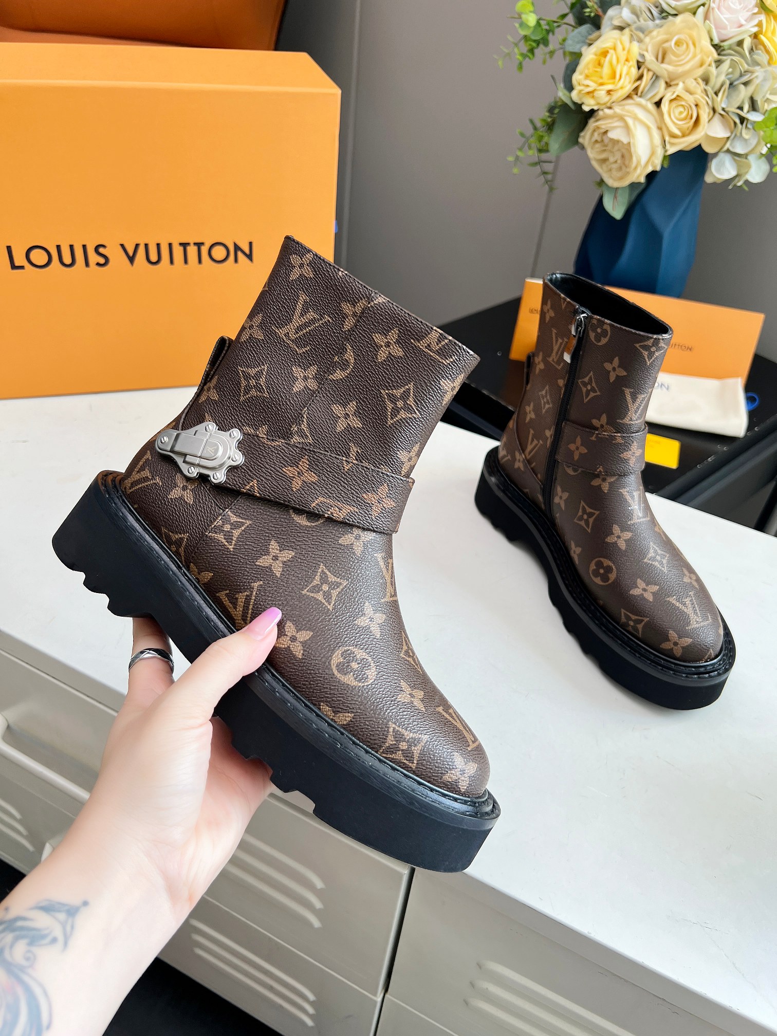 Replice de concepteur d’atelier
 Louis Vuitton Bottes Courtes Noir Monogram Canvas Cuir veau Toile vache Peau mouton Fashion