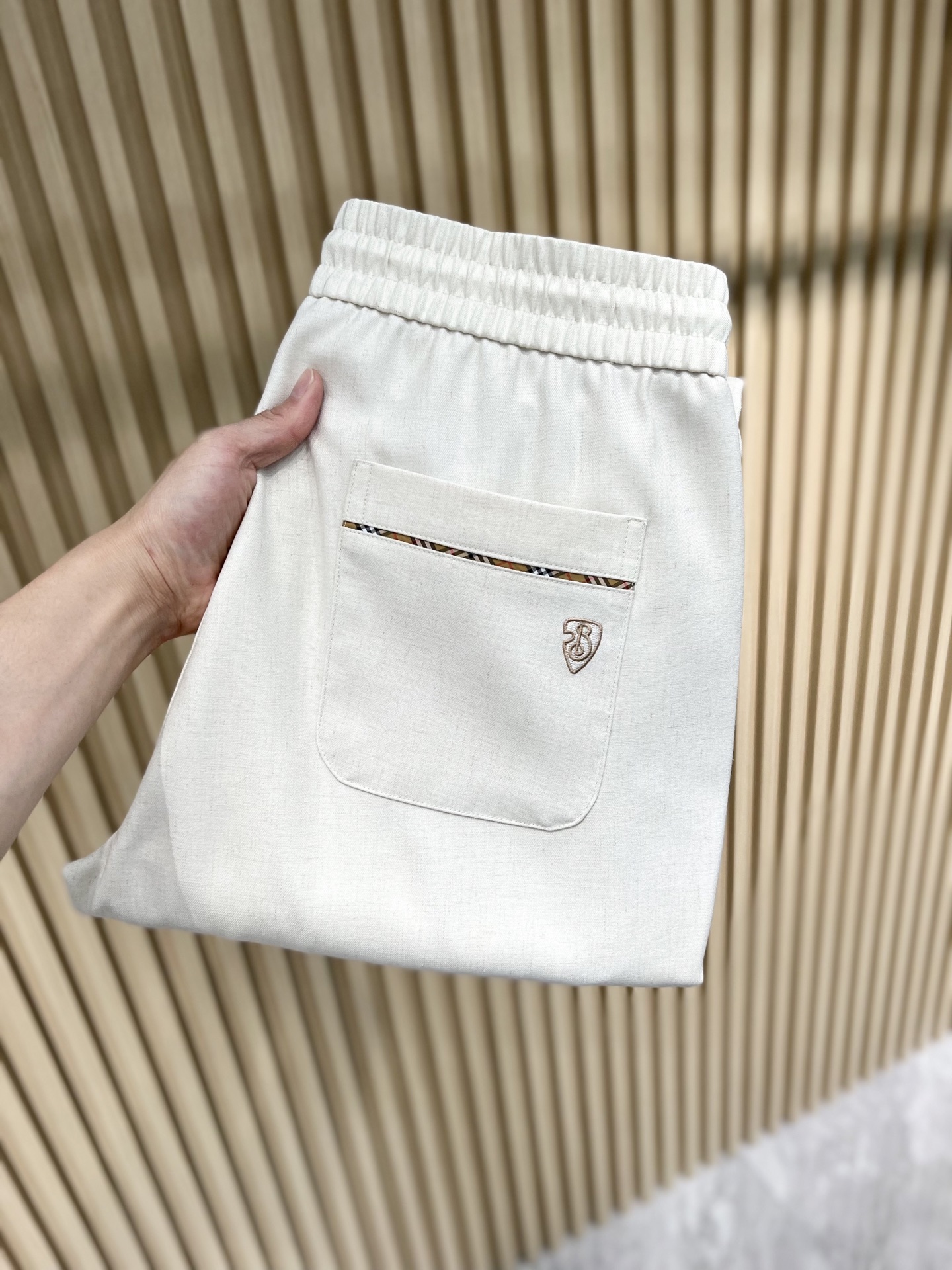 NO:160798,Spring and summer - new Zegna Tennis linen casual pants, non-scalding and anti-wrinkle, custom fabrics are ice-like and comfortable and breathable, the front logo uses classic brand elements, and the pants are comfortable and inclusive!  Simple and versatile, the first choice for casual!  Model number 33867 Color apricot color Size 29-38 Elastic waist L size waist 80-84, waist 2 feet 4-2 feet 5 wearable, alexander wang19860909春夏--新款 Zegna天丝麻休闲裤,免烫抗皱,定制面料冰感不沾身舒适透气,正面标识采用品牌经典元素,裤型舒适包容性极强！简单百搭,休闲首选！ 款号33867 颜色米杏色 尺码29-38  弹力腰 L码腰围80-84,腰围2尺4-2尺5可穿,,alexander wang,Men's clothing