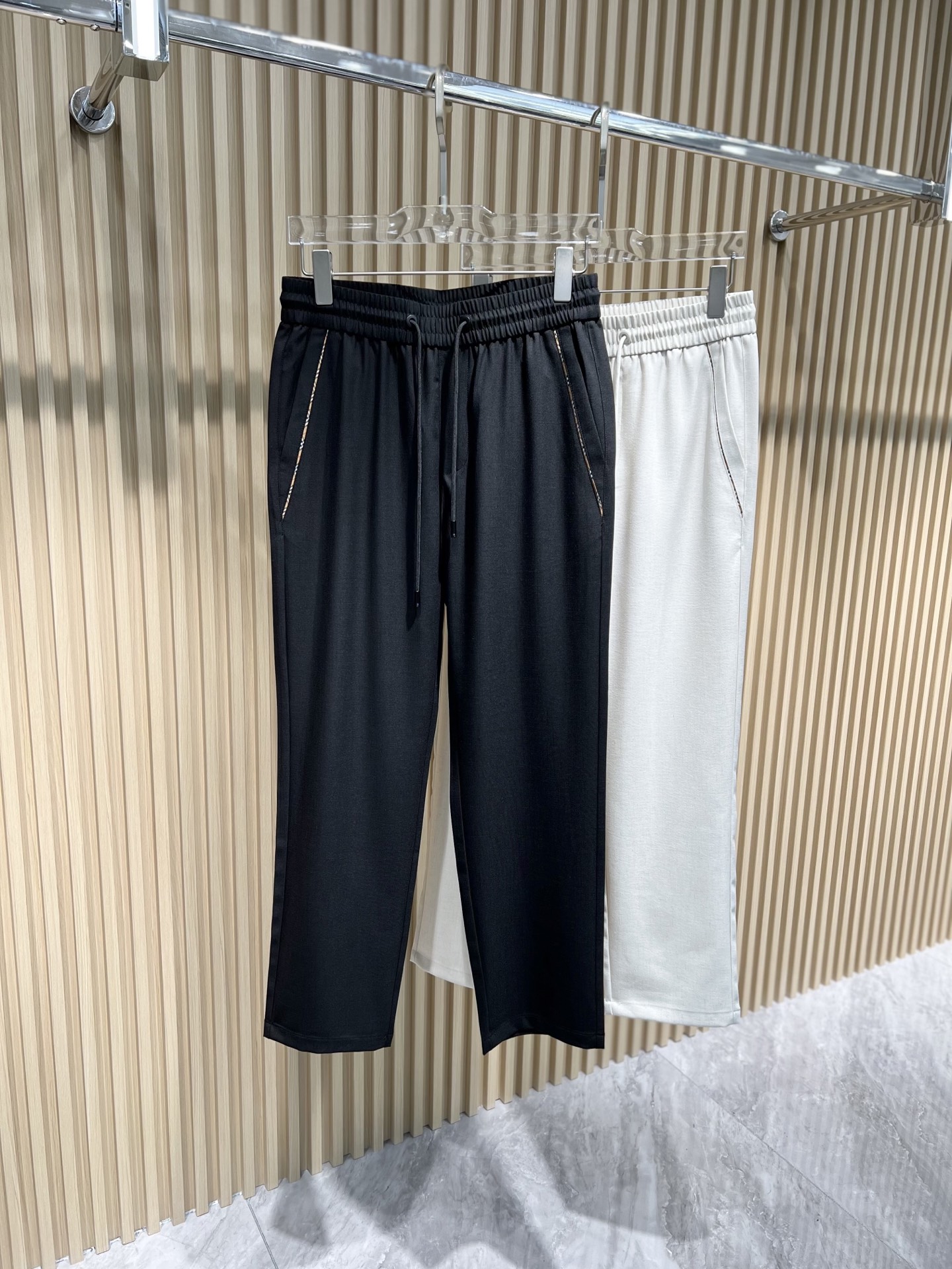 NO:160801,Spring and summer - new Zegna Tennis linen casual pants, non-scalding and anti-wrinkle, custom fabrics are ice-like and comfortable and breathable, the front logo uses classic brand elements, and the pants are comfortable and inclusive!  Simple and versatile, the first choice for casual!  Model number 33867 Black color Size 29-38 Elastic waist L size waist 80-84, waist 2 feet 4-2 feet 5 wearable, alexander wang19860909春夏--新款 Zegna天丝麻休闲裤,免烫抗皱,定制面料冰感不沾身舒适透气,正面标识采用品牌经典元素,裤型舒适包容性极强！简单百搭,休闲首选！ 款号33867 颜色黑 尺码29-38  弹力腰 L码腰围80-84,腰围2尺4-2尺5可穿,,alexander wang,Men's clothing