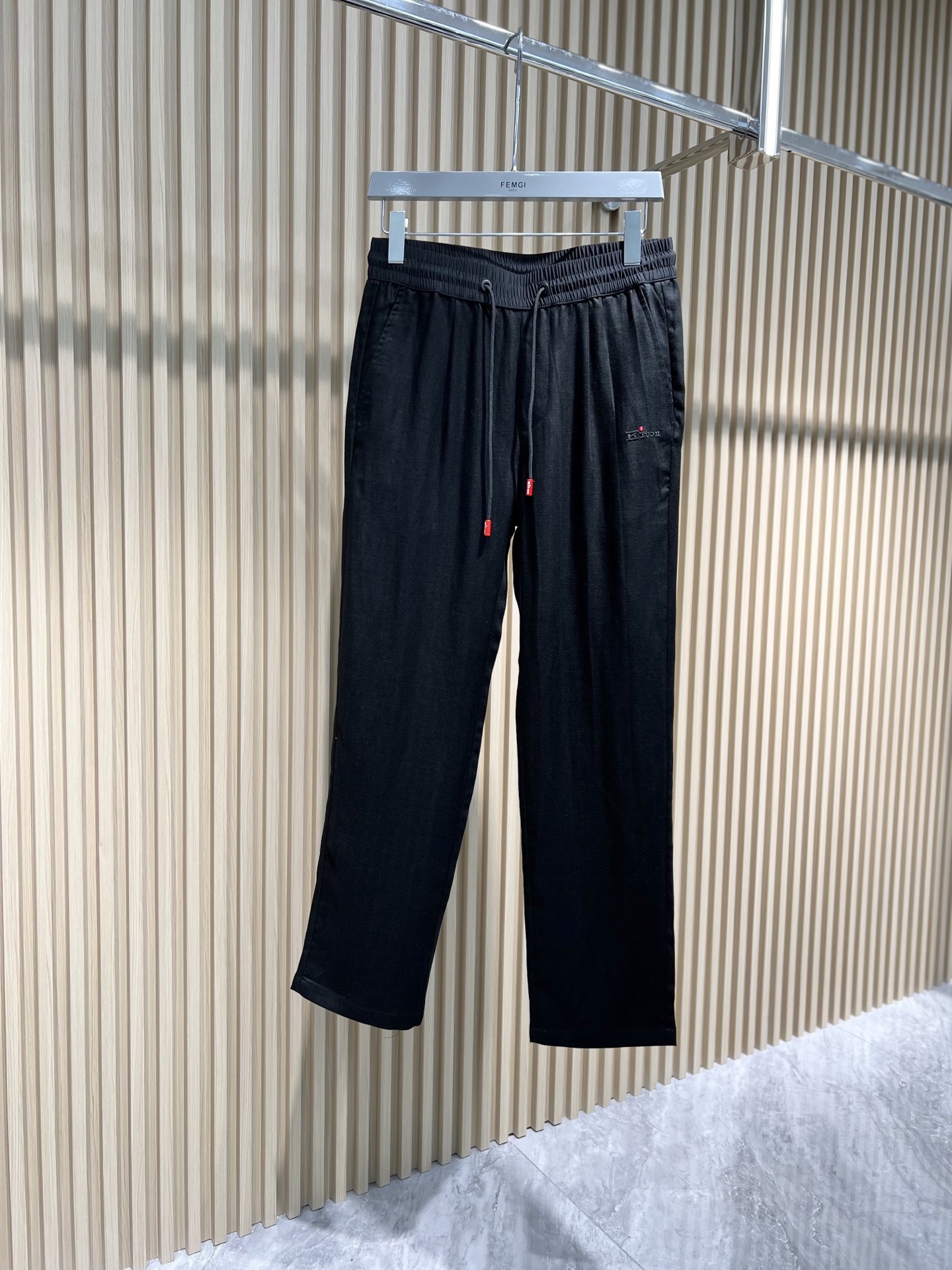 NO:489797,Spring and summer - new Kiton red dot tentacle casual pants, non-scalding and anti-wrinkle, custom fabrics are ice-like and comfortable and breathable, the front logo uses classic brand elements, and the pants are comfortable and inclusive!  Simple and versatile, the first choice for casual!  Model number 33877 Color black Size 30-38 Elastic waist L size waist 80-84, waist 2 feet 4-2 feet 5 wearable, alexander wang19860909春夏--新款 Kiton红点天丝麻休闲裤,免烫抗皱,定制面料冰感不沾身舒适透气,正面标识采用品牌经典元素,裤型舒适包容性极强！简单百搭,休闲首选！ 款号33877 颜色黑 尺码30-38  弹力腰 L码腰围80-84,腰围2尺4-2尺5可穿,,alexander wang,Men's clothing