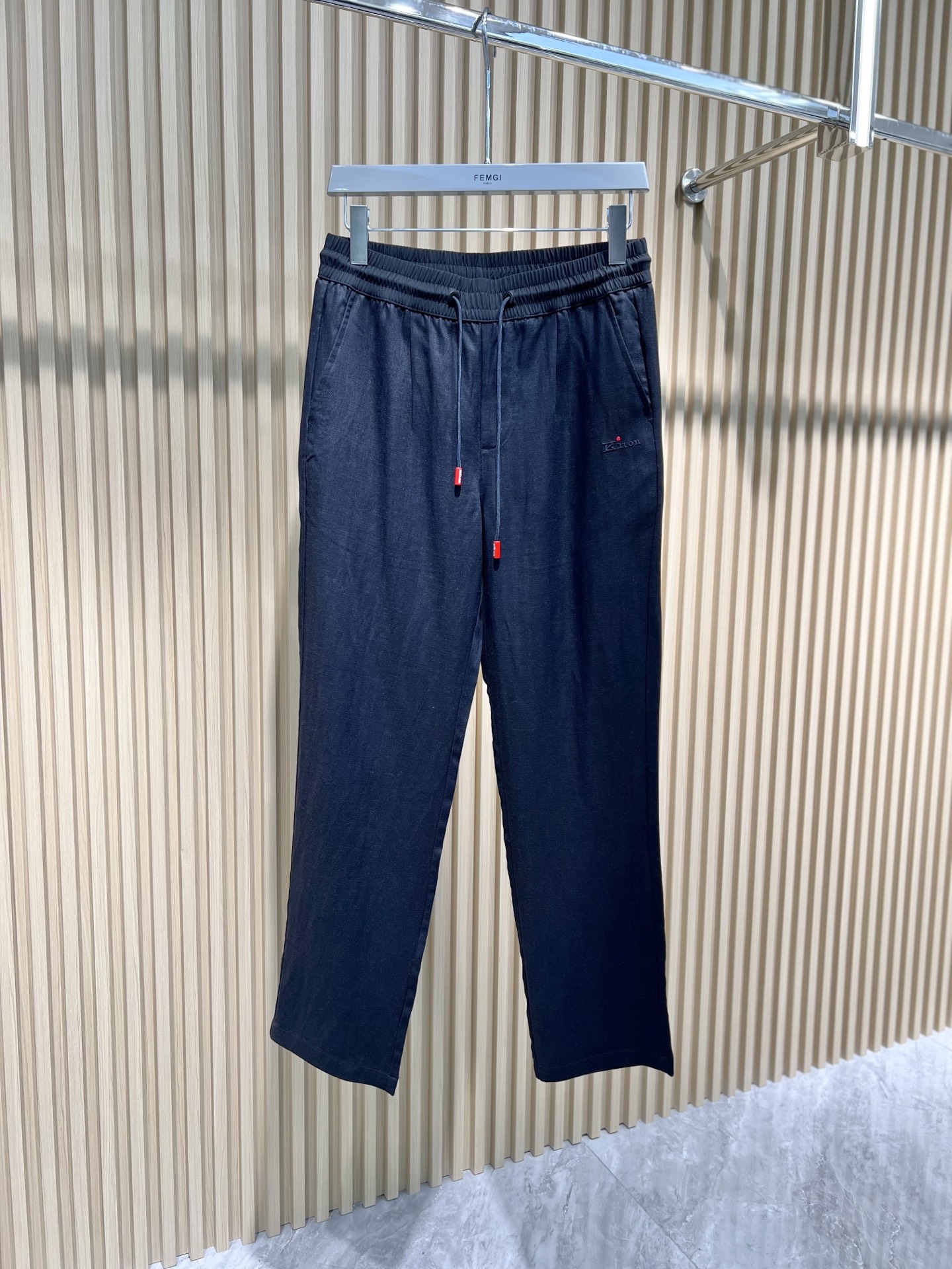 NO:489788,Spring and summer - new Kiton red dot tentacle casual pants, non-scalding and anti-wrinkle, custom fabrics are ice-like and comfortable and breathable, the front logo uses classic brand elements, and the pants are comfortable and inclusive!  Simple and versatile, the first choice for casual!  Model number 33877 Color hidden blue Size 30-38 Elastic waist L size waist 80-84, waist 2 feet 4-2 feet 5 wearable, alexander wang19860909春夏--新款 Kiton红点天丝麻休闲裤,免烫抗皱,定制面料冰感不沾身舒适透气,正面标识采用品牌经典元素,裤型舒适包容性极强！简单百搭,休闲首选！ 款号33877 颜色藏蓝 尺码30-38  弹力腰 L码腰围80-84,腰围2尺4-2尺5可穿,,alexander wang,Men's clothing