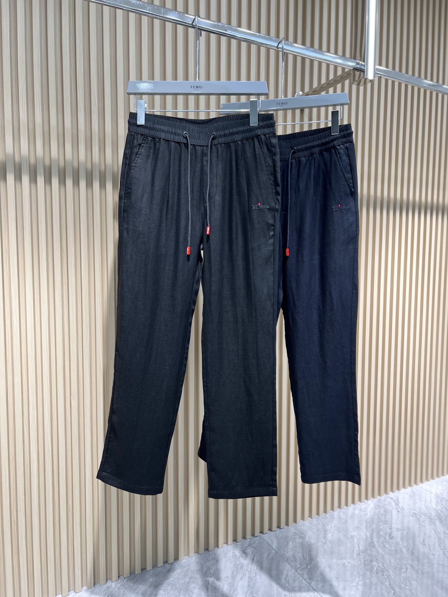 NO:489743,Spring and summer - new Kiton red dot tentacle casual pants, non-scalding and anti-wrinkle, custom fabrics are ice-like and comfortable and breathable, the front logo uses classic brand elements, and the pants are comfortable and inclusive!  Simple and versatile, the first choice for casual!  Model number 33877 Two colors Size 30-38 Elastic waist L size waist 80-84, waist 2 feet 4-2 feet 5 wearable, alexander wang19860909春夏--新款 Kiton红点天丝麻休闲裤,免烫抗皱,定制面料冰感不沾身舒适透气,正面标识采用品牌经典元素,裤型舒适包容性极强！简单百搭,休闲首选！ 款号33877 颜色两色 尺码30-38  弹力腰 L码腰围80-84,腰围2尺4-2尺5可穿,,alexander wang,Men's clothing