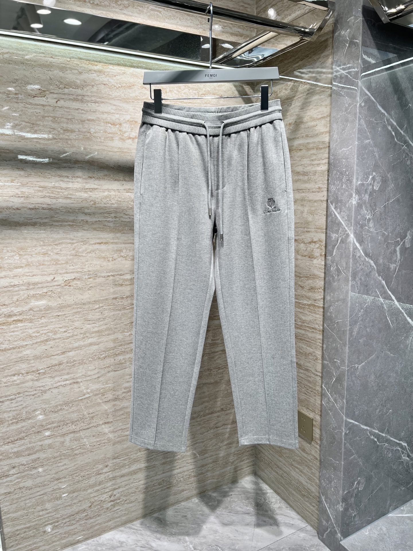 NO:572259,—— FEMGL —— New for autumn and winter, high-end light luxury casual pants, available from stock. Special ingredient regenerated fiber herringbone fabric. Anti-wrinkle and no ironing. Comfortable and 0-pressure. No pressure when worn next to the skin. # Gray code number: -,,alexander wang19860909—— FEMGL —— 秋冬上新 高订轻奢休闲裤 现货供应 特殊成分再生纤维人字纹面料 抗皱免烫 舒适0压感 贴肤穿着全无压力 # 灰色 码数: -,,alexander wang,Men's clothing