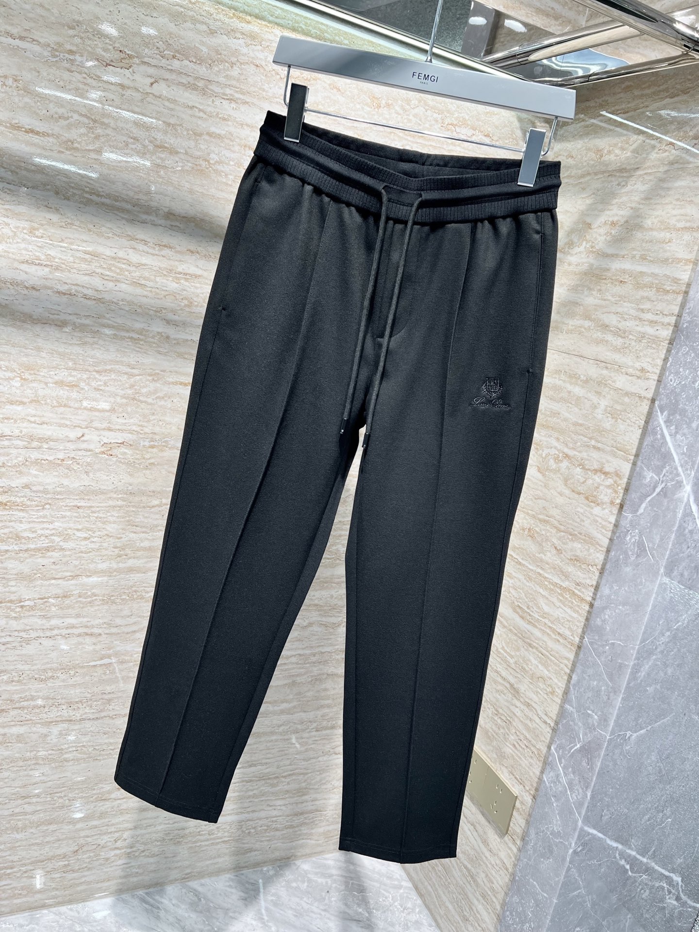NO:572261,—— FEMGL —— New in autumn and winter, high-end light luxury casual pants, available from stock. Special ingredient regenerated fiber herringbone fabric. Anti-wrinkle and no ironing. Comfortable and 0-pressure. No pressure when worn next to the skin. # Black Size: -,,alexander wang19860909—— FEMGL —— 秋冬上新 高订轻奢休闲裤 现货供应 特殊成分再生纤维人字纹面料 抗皱免烫 舒适0压感 贴肤穿着全无压力 # 黑色 码数: -,,alexander wang,Men's clothing