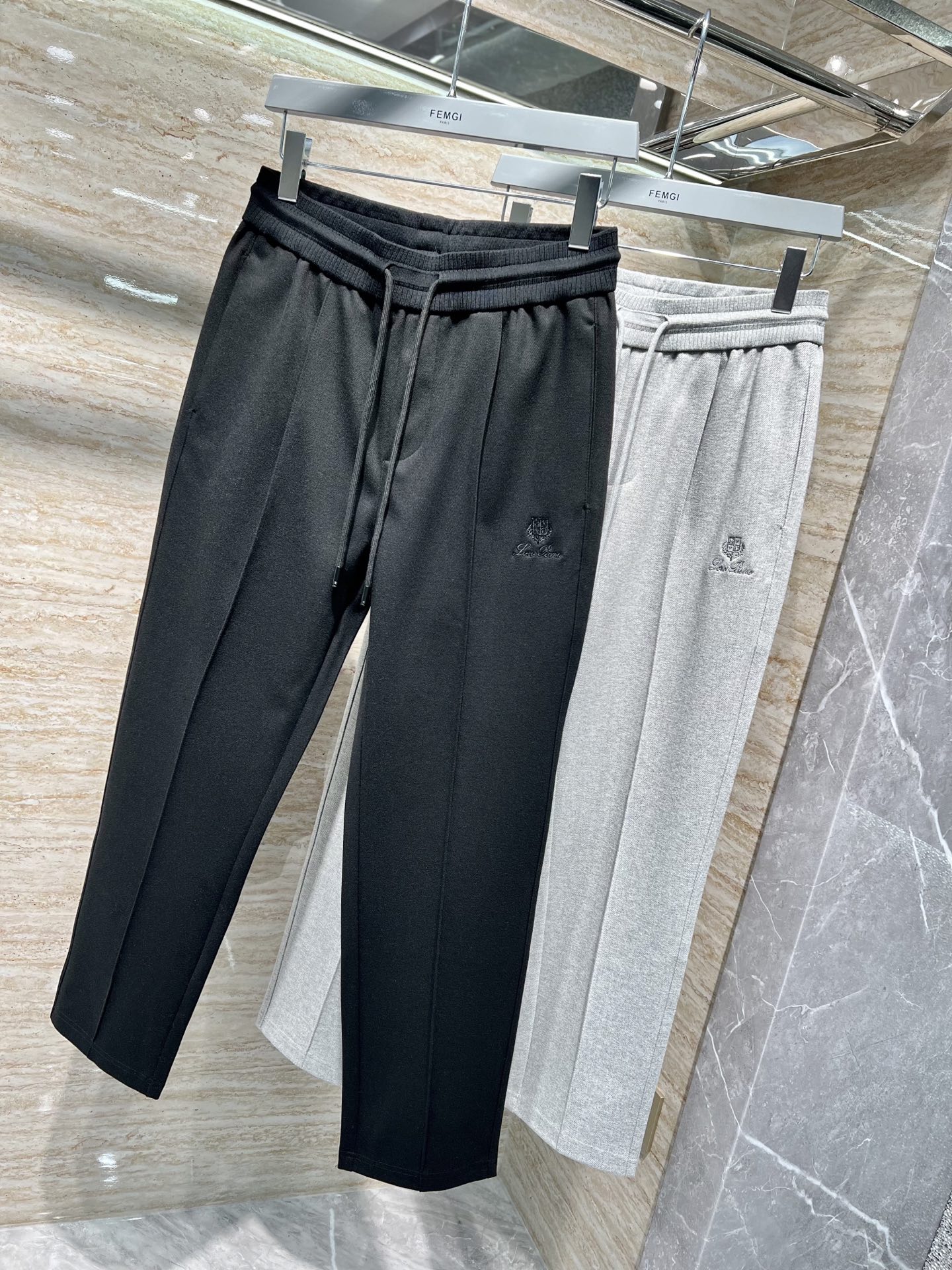 NO:572263,—— FEMGL —— New for autumn and winter, high-end light luxury casual pants, available from stock. Special ingredient recycled fiber herringbone fabric. Anti-wrinkle and no ironing. Comfortable and 0-pressure. No pressure when worn next to the skin. # Black Gray Size: -,,alexander wang19860909—— FEMGL —— 秋冬上新 高订轻奢休闲裤 现货供应 特殊成分再生纤维人字纹面料 抗皱免烫 舒适0压感 贴肤穿着全无压力 # 黑色 灰色 码数: -,,alexander wang,Men's clothing