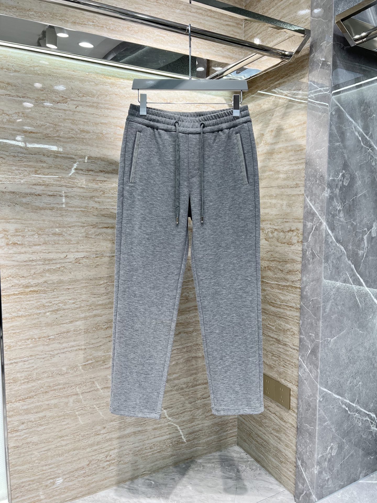NO:572265,—— FEMGL —— New for autumn and winter, high-end light luxury casual pants, available from stock. Regenerated fiber fabric with special ingredients. Anti-wrinkle and no ironing. Comfortable and 0-pressure. No pressure when worn next to the skin. # Gray code number: -,,alexander wang19860909—— FEMGL —— 秋冬上新 高订轻奢休闲裤 现货供应 特殊成分再生纤维面料 抗皱免烫 舒适0压感 贴肤穿着全无压力 # 灰色 码数: -,,alexander wang,Men's clothing