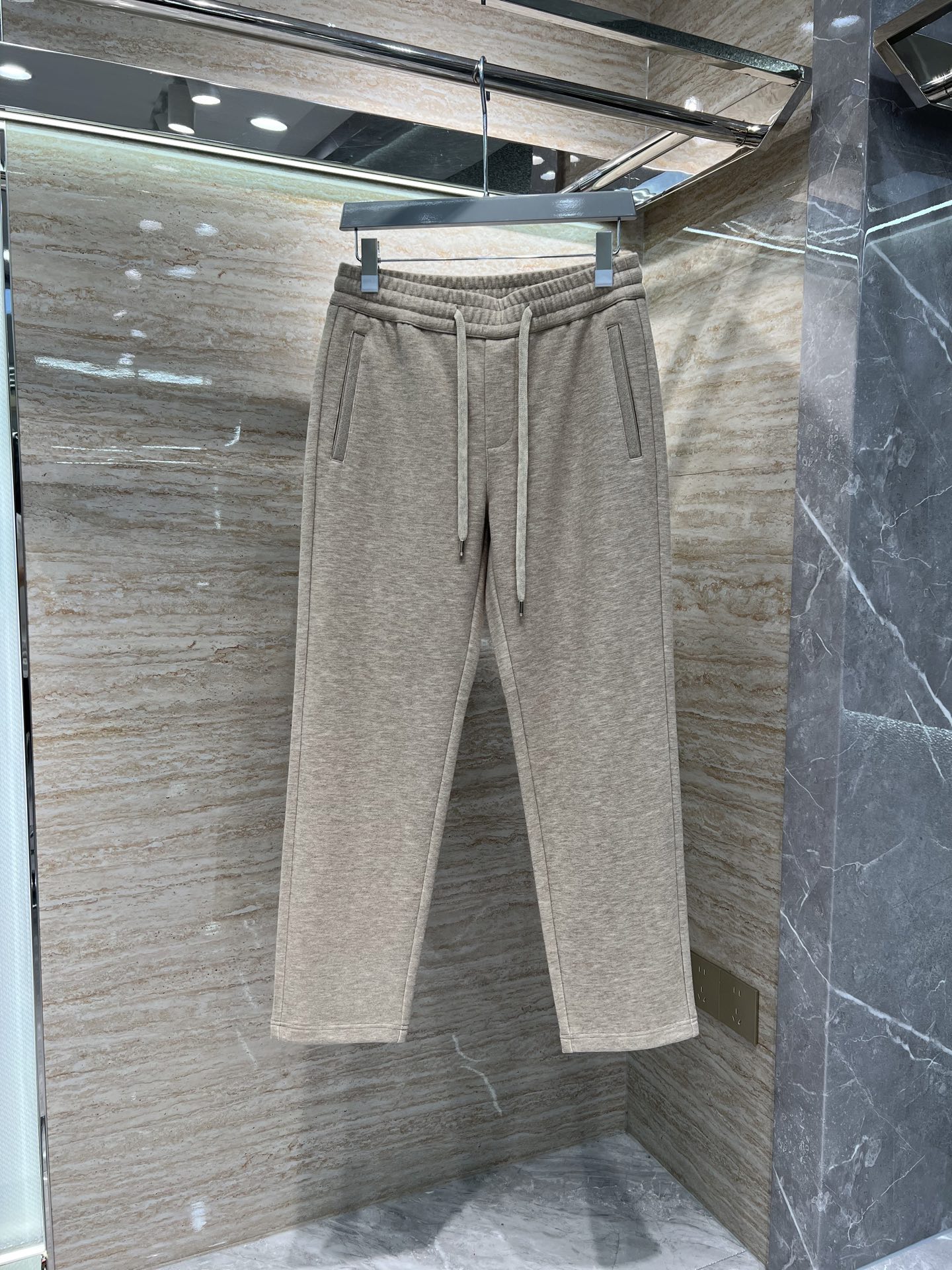 NO:572267,—— FEMGL —— New for autumn and winter, high-end light luxury casual pants, available from stock. Regenerated fiber fabric with special ingredients. Anti-wrinkle and no ironing. Comfortable and 0-pressure. No pressure when worn next to the skin. # Khaki Color Size: -,,alexander wang19860909—— FEMGL —— 秋冬上新 高订轻奢休闲裤 现货供应 特殊成分再生纤维面料 抗皱免烫 舒适0压感 贴肤穿着全无压力 # 卡其色 码数: -,,alexander wang,Men's clothing