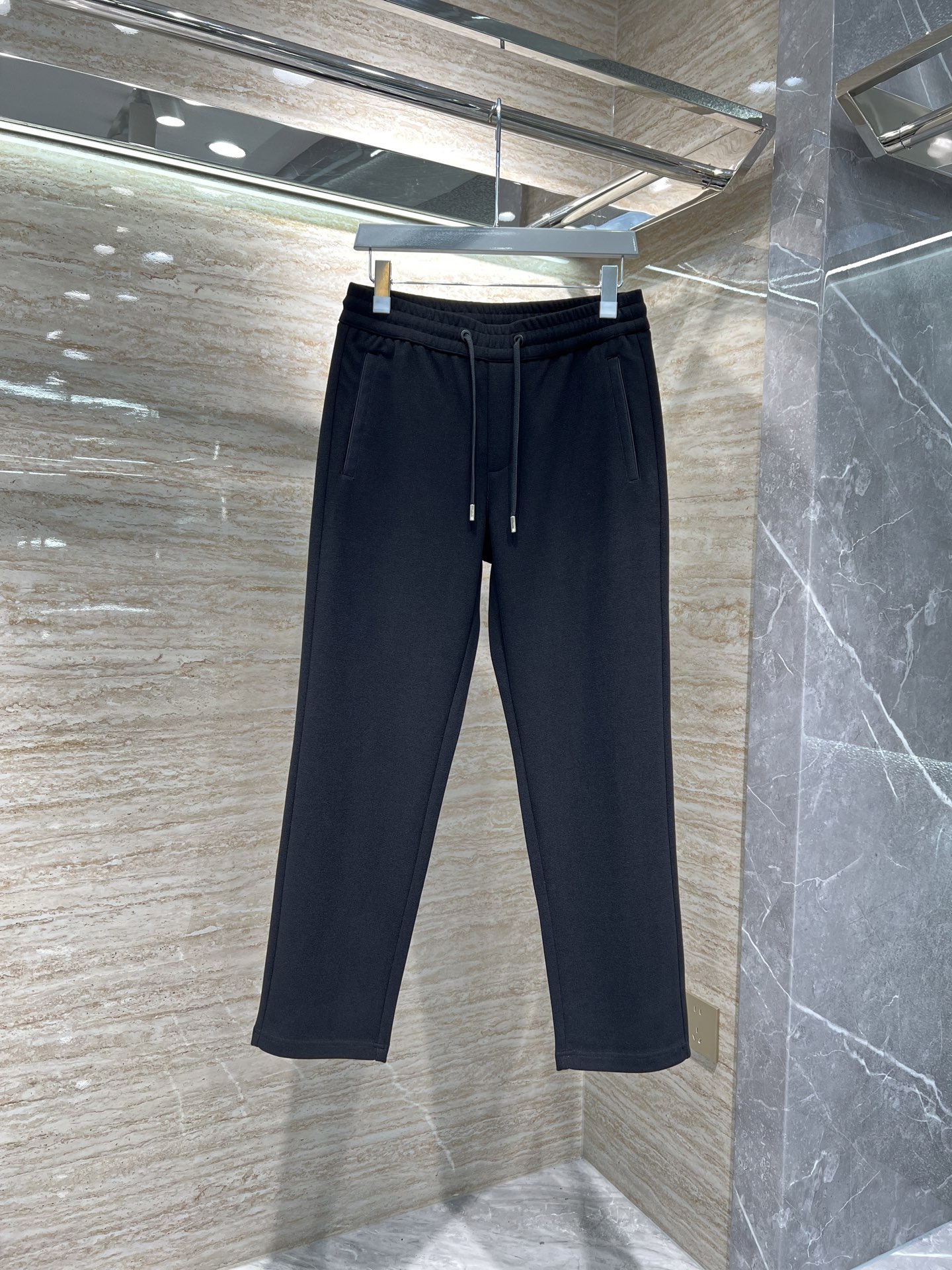 NO:572269,—— FEMGL —— New for autumn and winter, high-end light luxury casual pants, available from stock. Regenerated fiber fabric with special ingredients. Anti-wrinkle and no ironing. Comfortable and 0-pressure. No pressure when worn next to the skin. #Black. Size: -,,alexander wang19860909—— FEMGL —— 秋冬上新 高订轻奢休闲裤 现货供应 特殊成分再生纤维面料 抗皱免烫 舒适0压感 贴肤穿着全无压力 # 黑色 码数: -,,alexander wang,Men's clothing