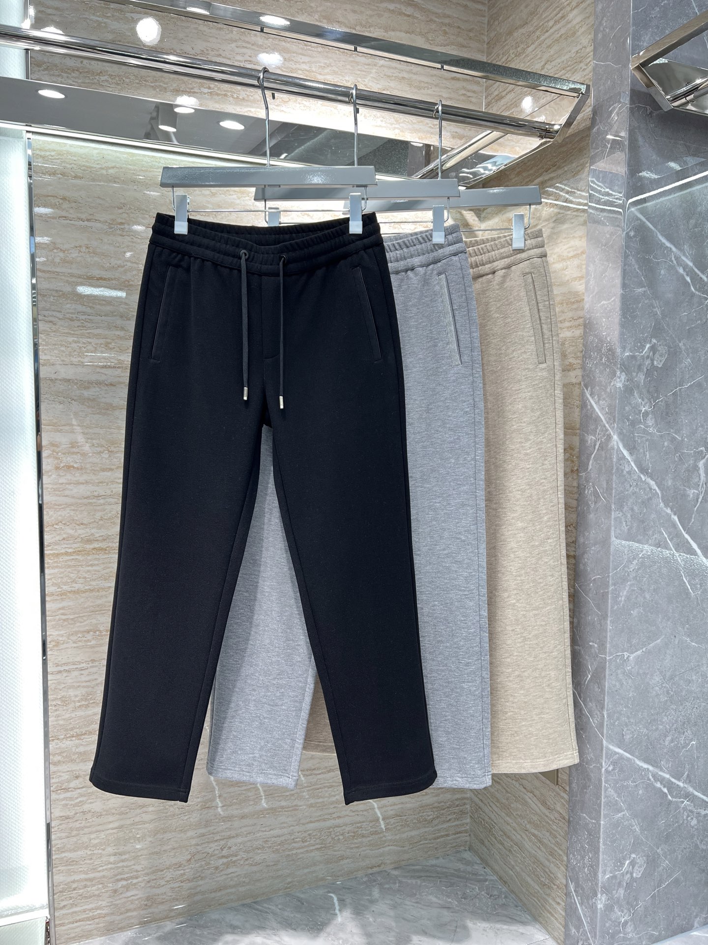 NO:572273,—— FEMGL —— New for autumn and winter, high-end light luxury casual pants, available from stock. Regenerated fiber fabric with special ingredients. Anti-wrinkle and no ironing. Comfortable and 0-pressure. No pressure when worn next to the skin. # Black, Gray, Khaki. Code number: -,,alexander wang19860909—— FEMGL —— 秋冬上新 高订轻奢休闲裤 现货供应 特殊成分再生纤维面料 抗皱免烫 舒适0压感 贴肤穿着全无压力 # 黑色 灰色 卡其色 码数: -,,alexander wang,Men's clothing