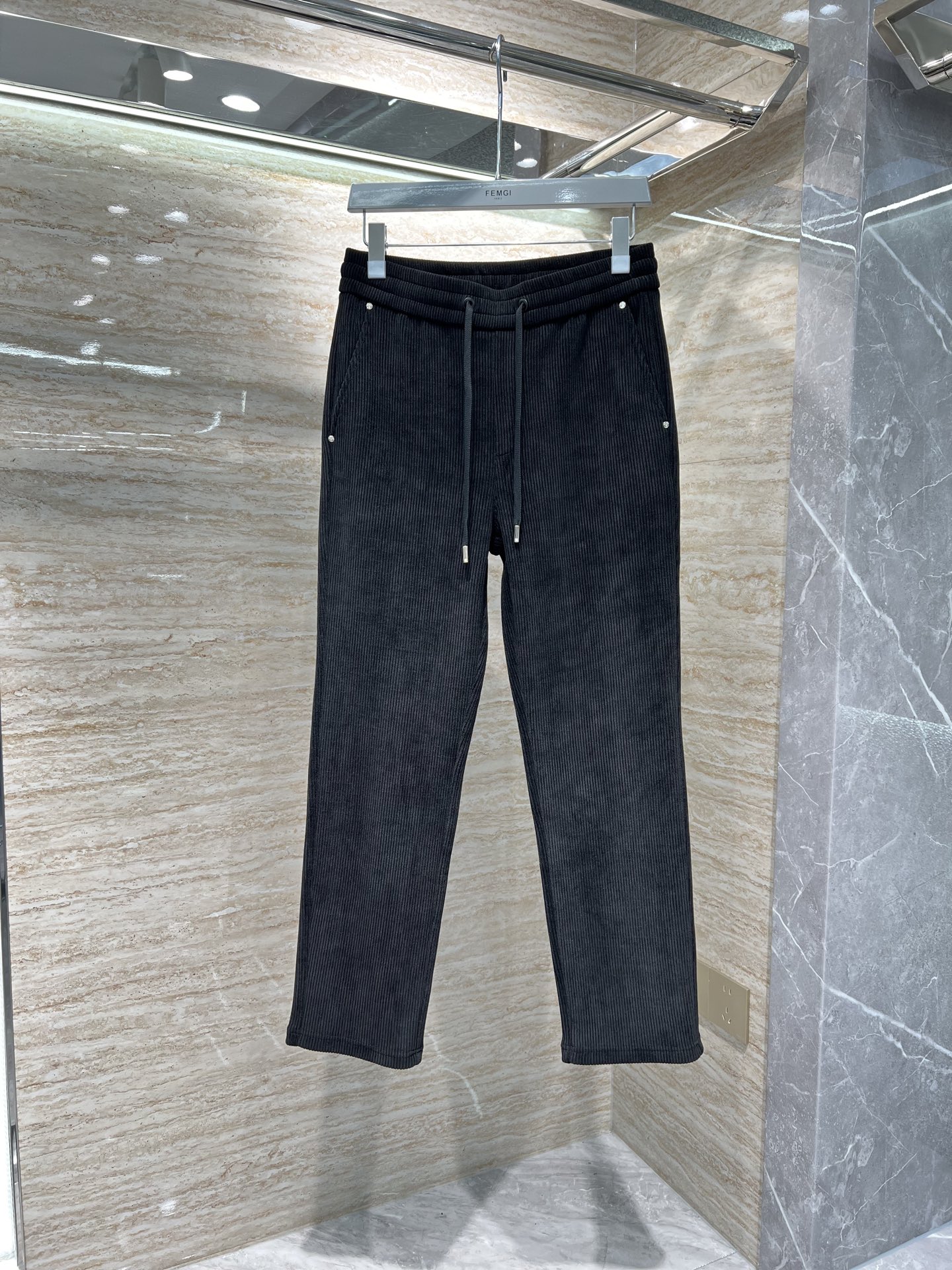 NO:572274,—— FEMGL —— New in autumn and winter, high-end light luxury casual pants, available from stock, velvet fabric, anti-wrinkle, no ironing, comfortable and 0-pressure, no pressure when worn next to the skin # Black Size: -,,alexander wang19860909—— FEMGL —— 秋冬上新 高订轻奢休闲裤 现货供应 条绒面料 抗皱免烫 舒适0压感 贴肤穿着全无压力 # 黑色 码数: -,,alexander wang,Men's clothing
