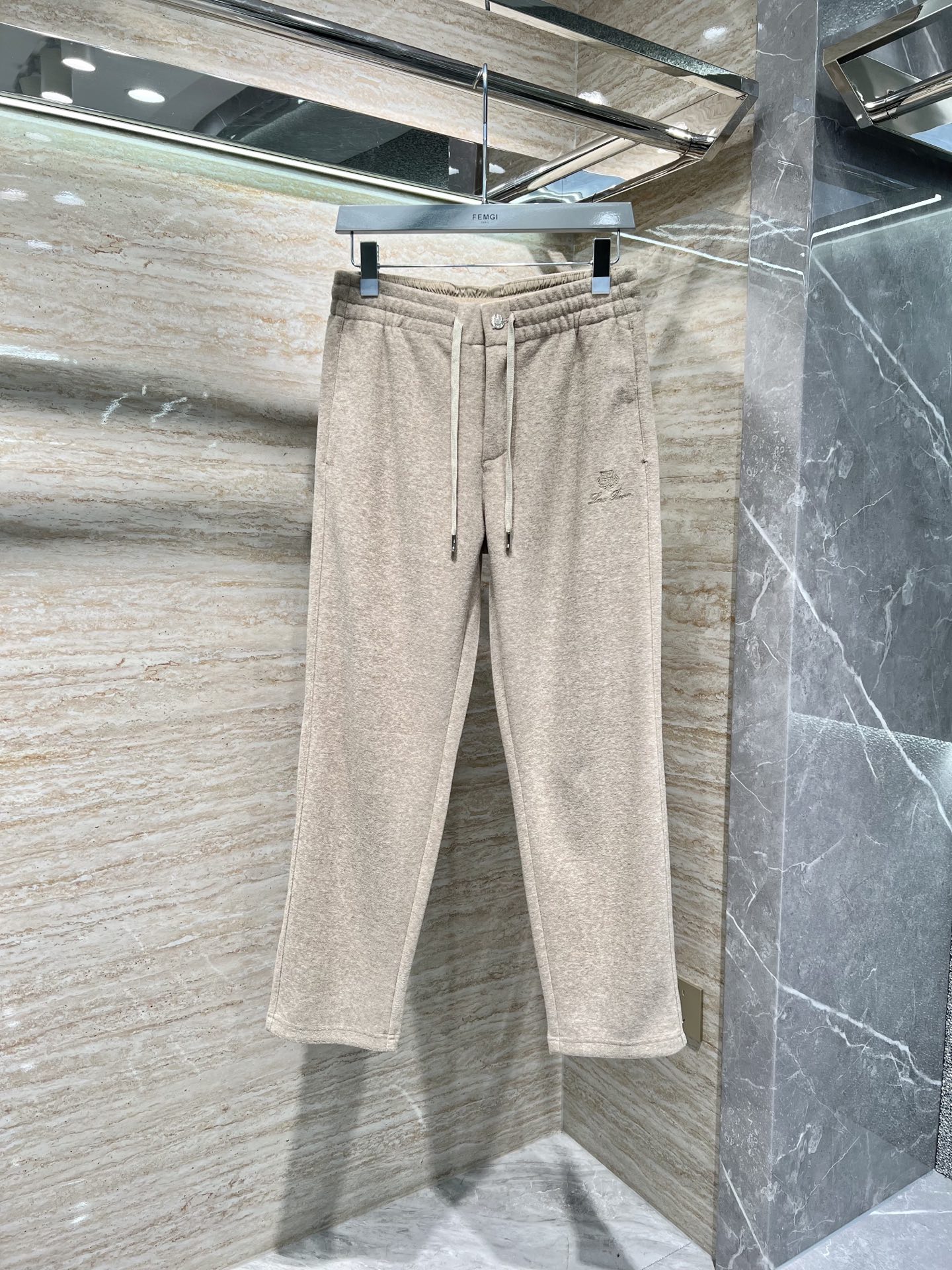NO:572258,—— FEMGL —— New for autumn and winter, high-end light luxury casual pants, available from stock. King’s gift towel fabric, anti-wrinkle and iron-free, comfortable and 0-pressure, no pressure when worn next to the skin # Khaki Color Size: -,,alexander wang19860909—— FEMGL —— 秋冬上新 高订轻奢休闲裤 现货供应 国皇礼物毛巾面料 抗皱免烫 舒适0压感 贴肤穿着全无压力 # 卡其色 码数: -,,alexander wang,Men's clothing