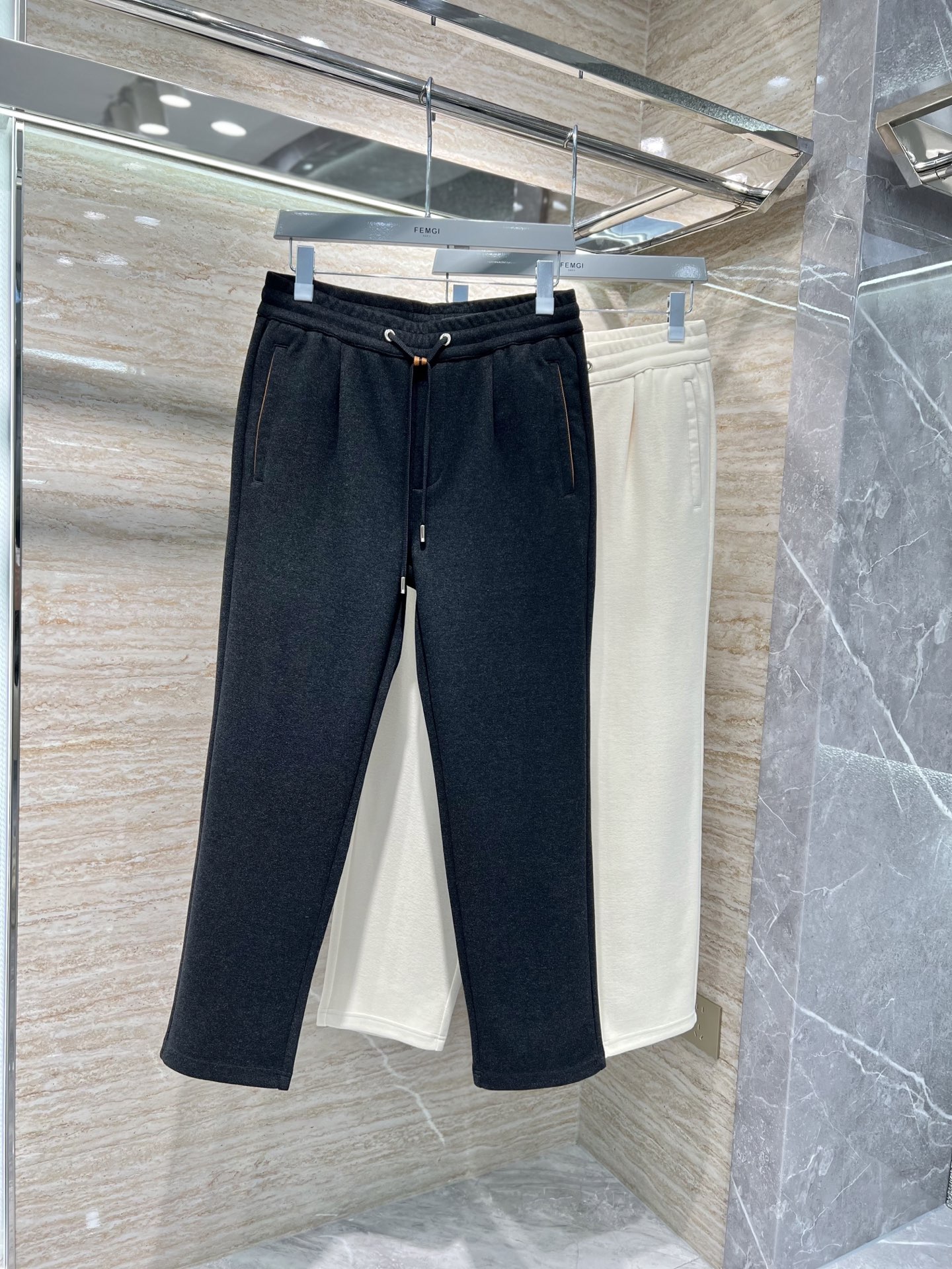 NO:572251,—— FEMGL —— New for autumn and winter, high-end light luxury casual pants, available from stock. Regenerated fiber fabric with special ingredients. Anti-wrinkle and no ironing. Comfortable and 0-pressure. No pressure when worn next to the skin. #Black, off-white, code number: -,,alexander wang19860909—— FEMGL —— 秋冬上新 高订轻奢休闲裤 现货供应 特殊成分再生纤维面料 抗皱免烫 舒适0压感 贴肤穿着全无压力 # 黑色 米白 码数: -,,alexander wang,Men's clothing
