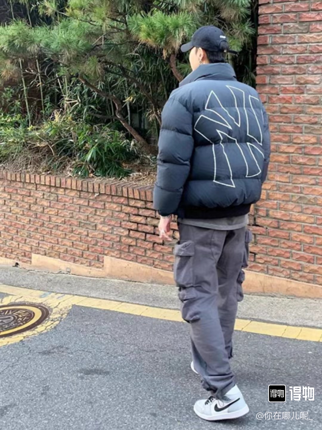 #B163 MLB后背镂空大标棉服 MLB徽标后背大Logo印花立领面包棉服服 纽约洋基队棉服服 专柜同款上新,简洁大方时尚,男女同款面包棉服 颜色:黑色 米色 M衣长67胸围115肩宽51 L衣长69胸围119肩宽53 XL衣长71胸围123肩宽55 XXL衣长73胸围127肩宽57