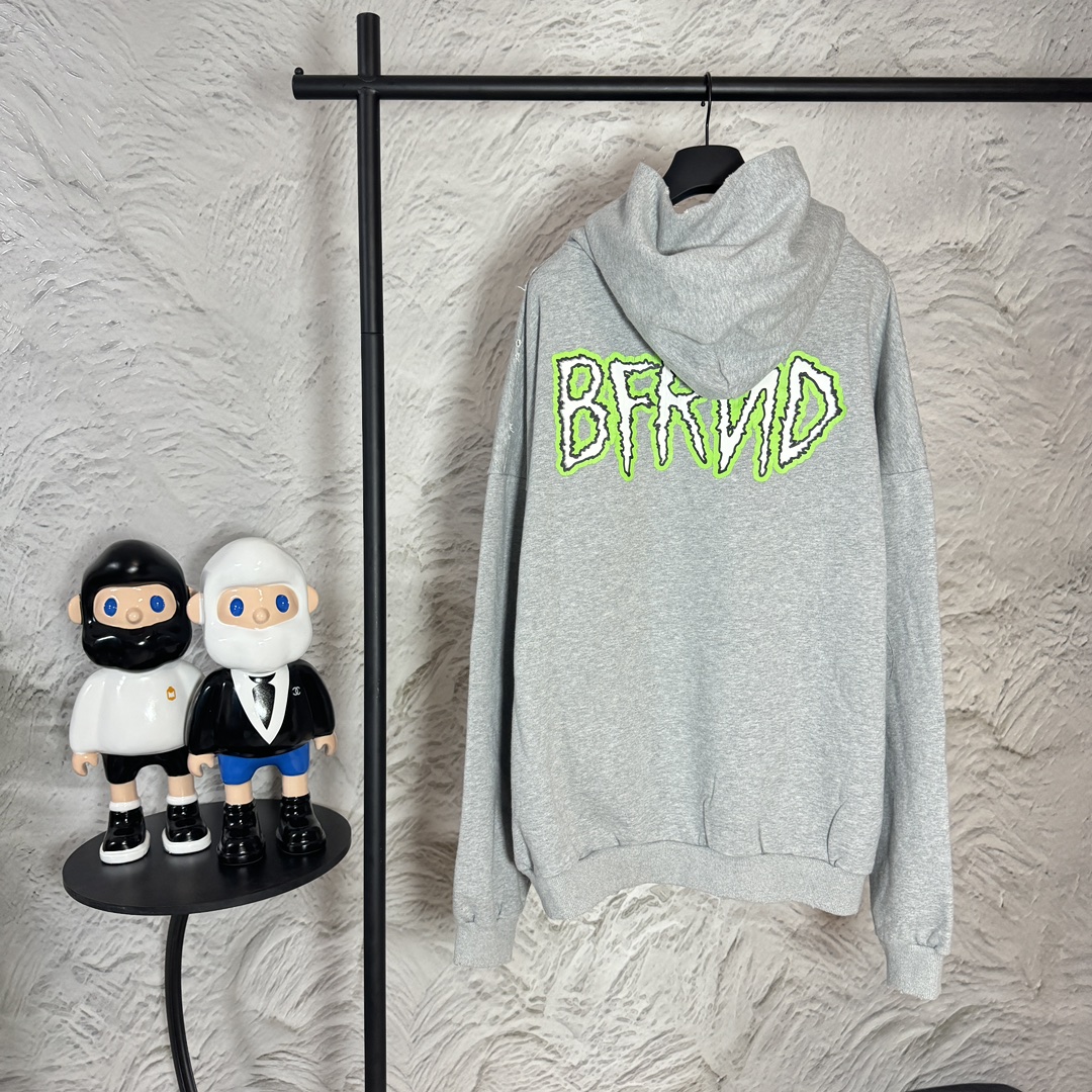💰260  (官网1:1原单品质) 
Balenclag*巴黎世家24ss全球限定禁止连帽卫衣
新款卫衣 重工水洗580克高克重 面料采用巴黎zp定织全棉进口 双纱紧密棉.布面干净.布纹清晰.柔软舒适.色牢度好.反复多次水洗 不易变色 复古盐炒 洗旧工艺 釆用定织定染无色差 印花釆用进口环保胶桨 精密网板 精细logo字母清晰版型釆用os宽松落肩版型. 男女同款
size:S-L