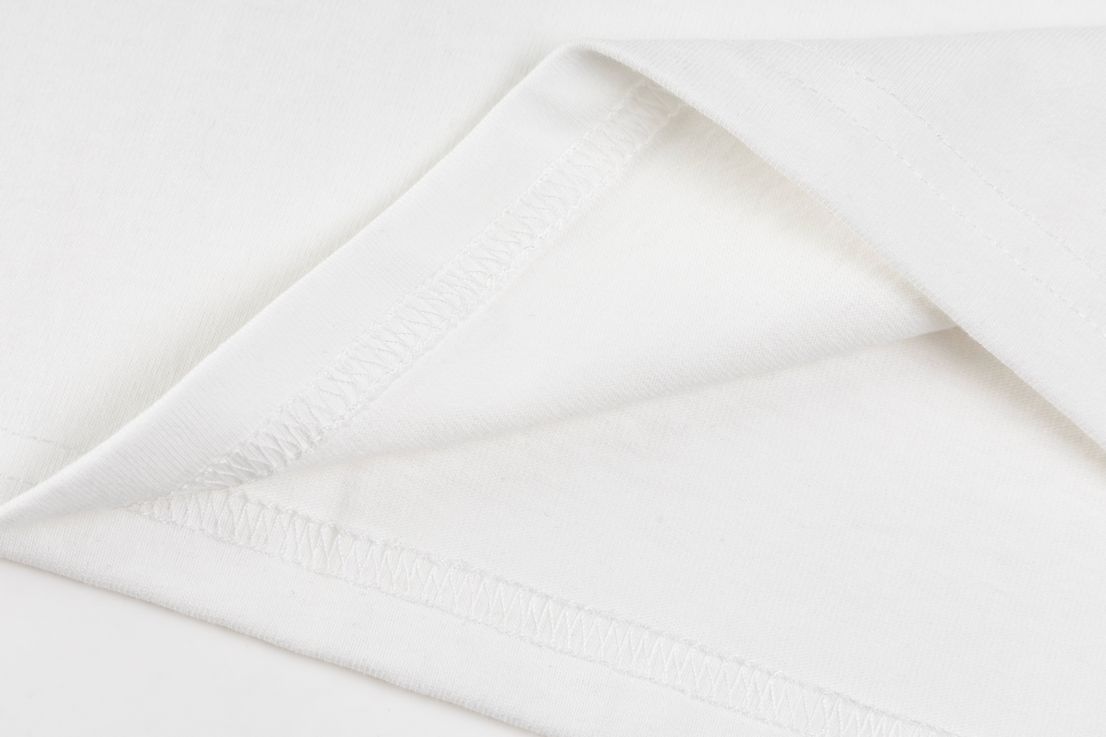 P125【独家供应】
1v 草写签名刺绣短袖
原版6994购入开发，面料采用16支双股精疏麻棉面料290克，2*2双纱拉架罗纹，胶桨印花，进口刺绣，定制1：1商标
Size:S-M-L-XL
