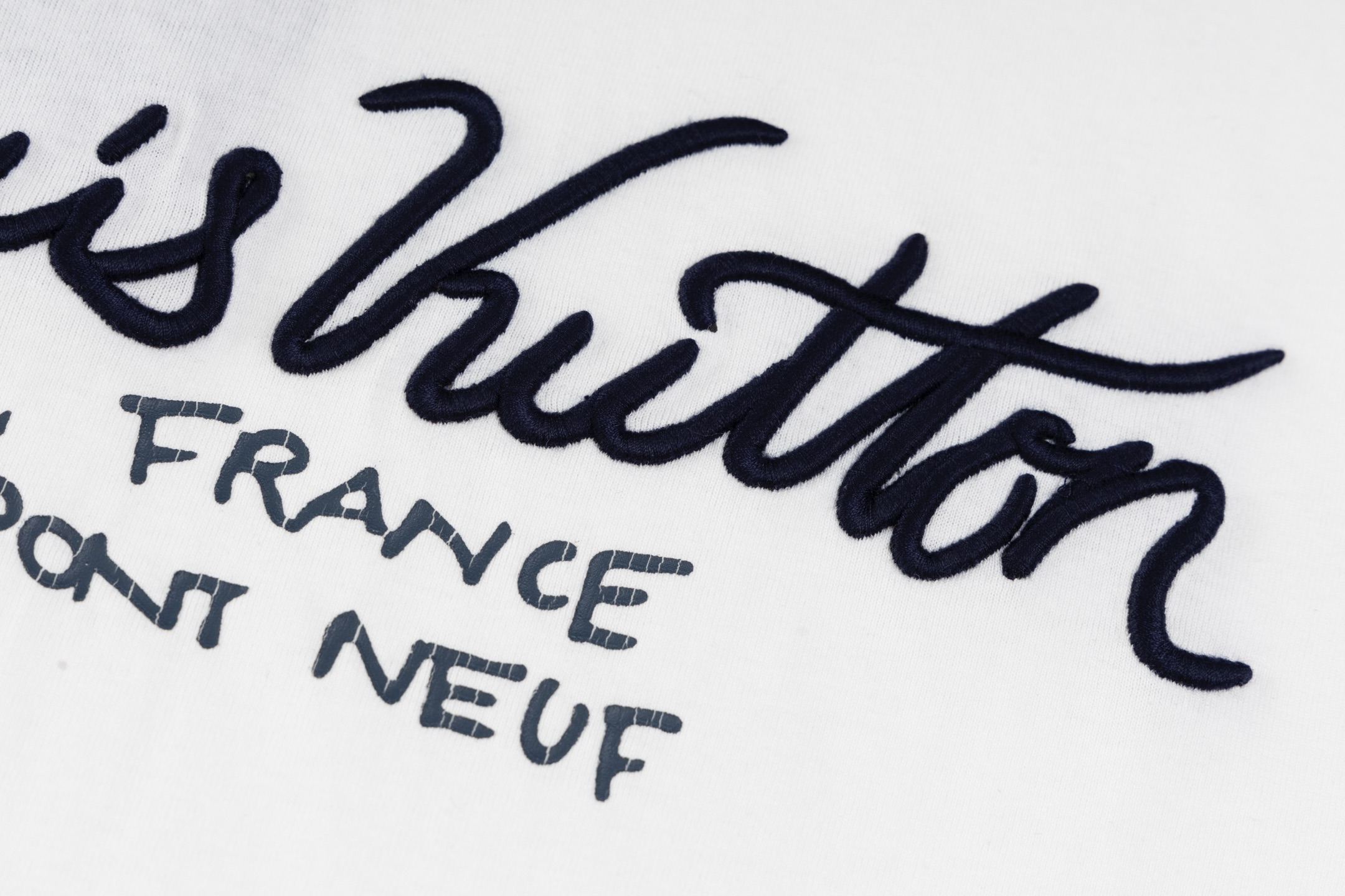 P125【独家供应】
1v 草写签名刺绣短袖
原版6994购入开发，面料采用16支双股精疏麻棉面料290克，2*2双纱拉架罗纹，胶桨印花，进口刺绣，定制1：1商标
Size:S-M-L-XL
