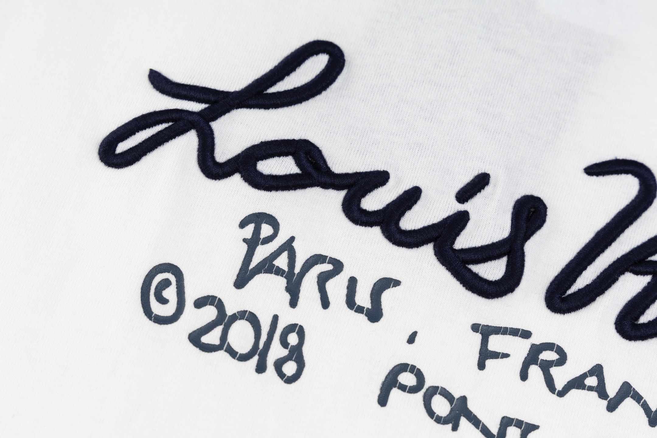 P125【独家供应】
1v 草写签名刺绣短袖
原版6994购入开发，面料采用16支双股精疏麻棉面料290克，2*2双纱拉架罗纹，胶桨印花，进口刺绣，定制1：1商标
Size:S-M-L-XL
