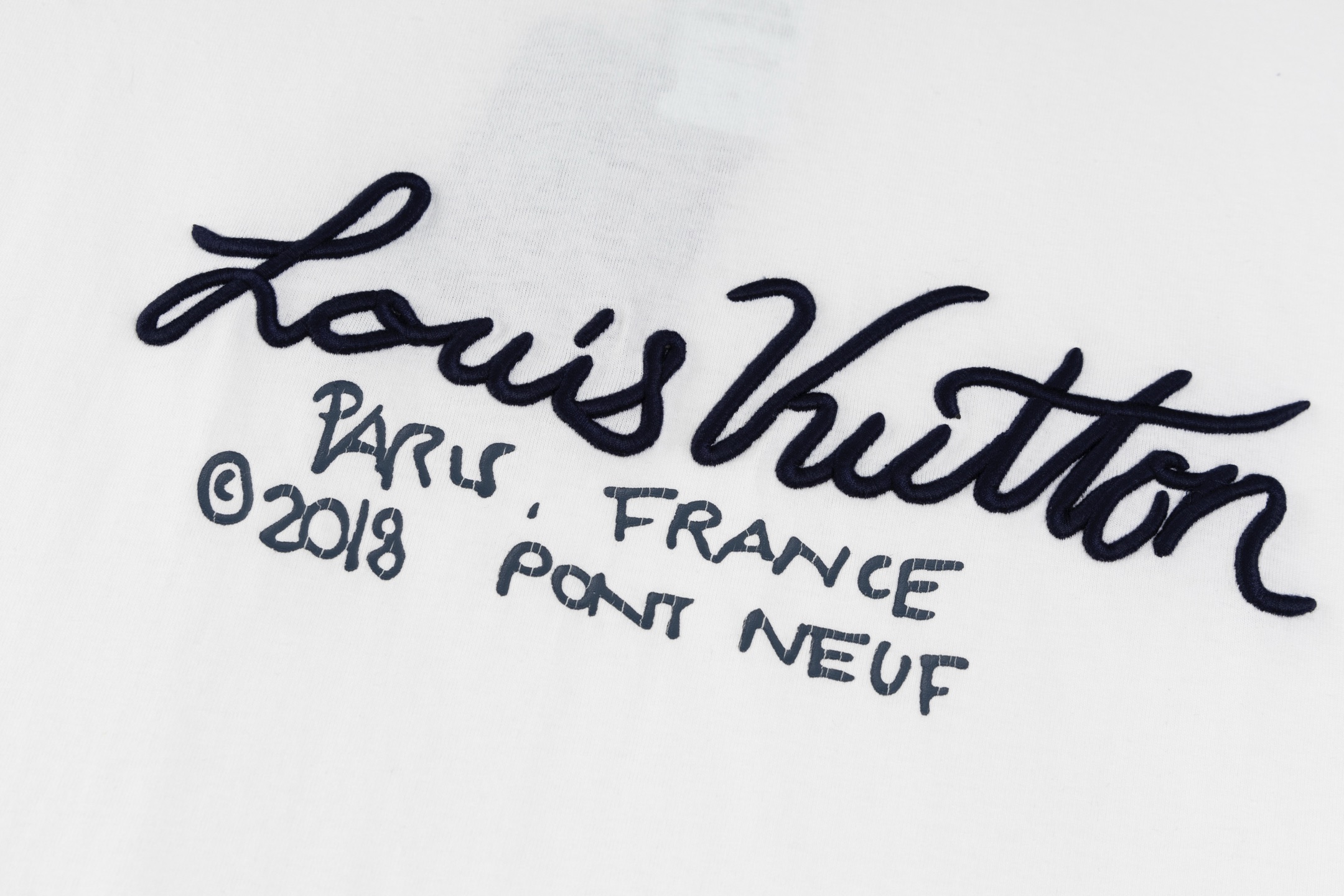 P125【独家供应】
1v 草写签名刺绣短袖
原版6994购入开发，面料采用16支双股精疏麻棉面料290克，2*2双纱拉架罗纹，胶桨印花，进口刺绣，定制1：1商标
Size:S-M-L-XL
