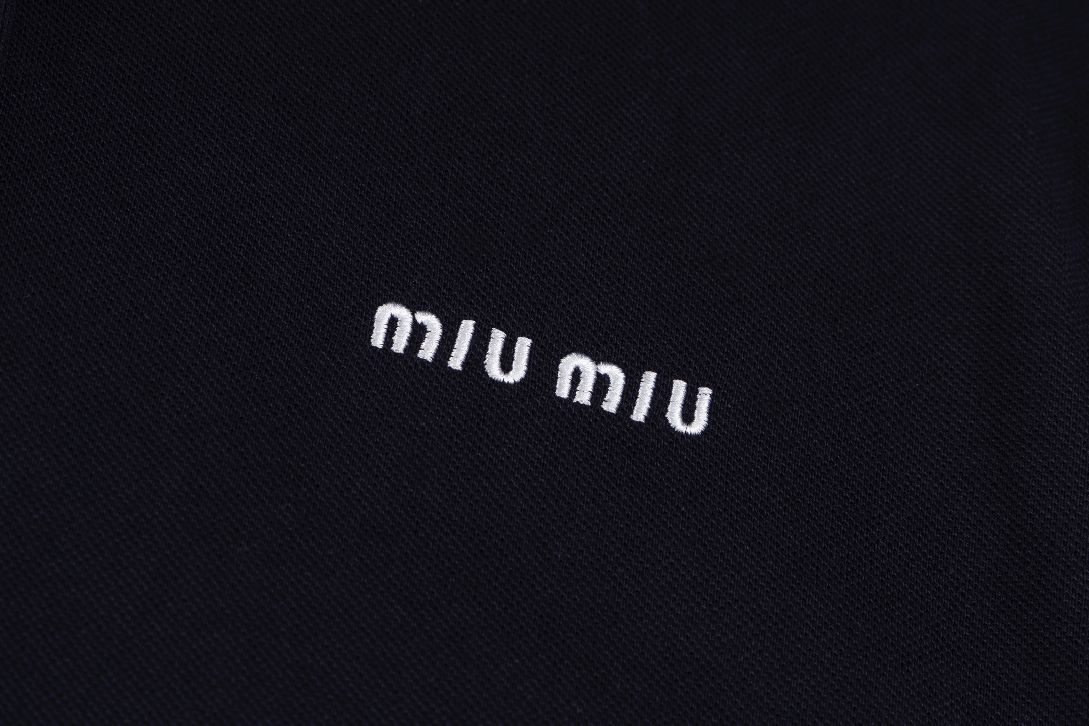 P170【独家供应】
MiuMiu 徽标珠地拼白边POLO衫
原版9000购入开发，面料采用210克双精疏棉股珠地布，50支液氨双股平纹面料，定制提花扁机罗纹，面料酵洗，进口刺绣，定制1：1纽扣，定制1：1商标
Size:S-M-L-XL