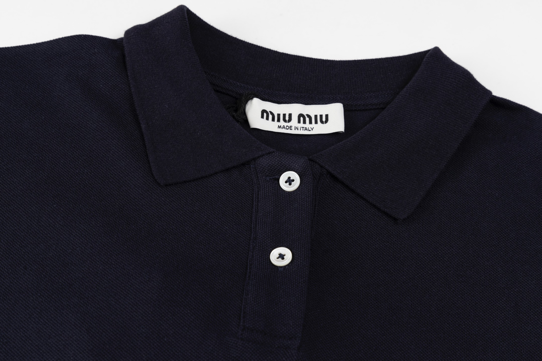 P170【独家供应】
MiuMiu 徽标珠地拼白边POLO衫
原版9000购入开发，面料采用210克双精疏棉股珠地布，50支液氨双股平纹面料，定制提花扁机罗纹，面料酵洗，进口刺绣，定制1：1纽扣，定制1：1商标
Size:S-M-L-XL