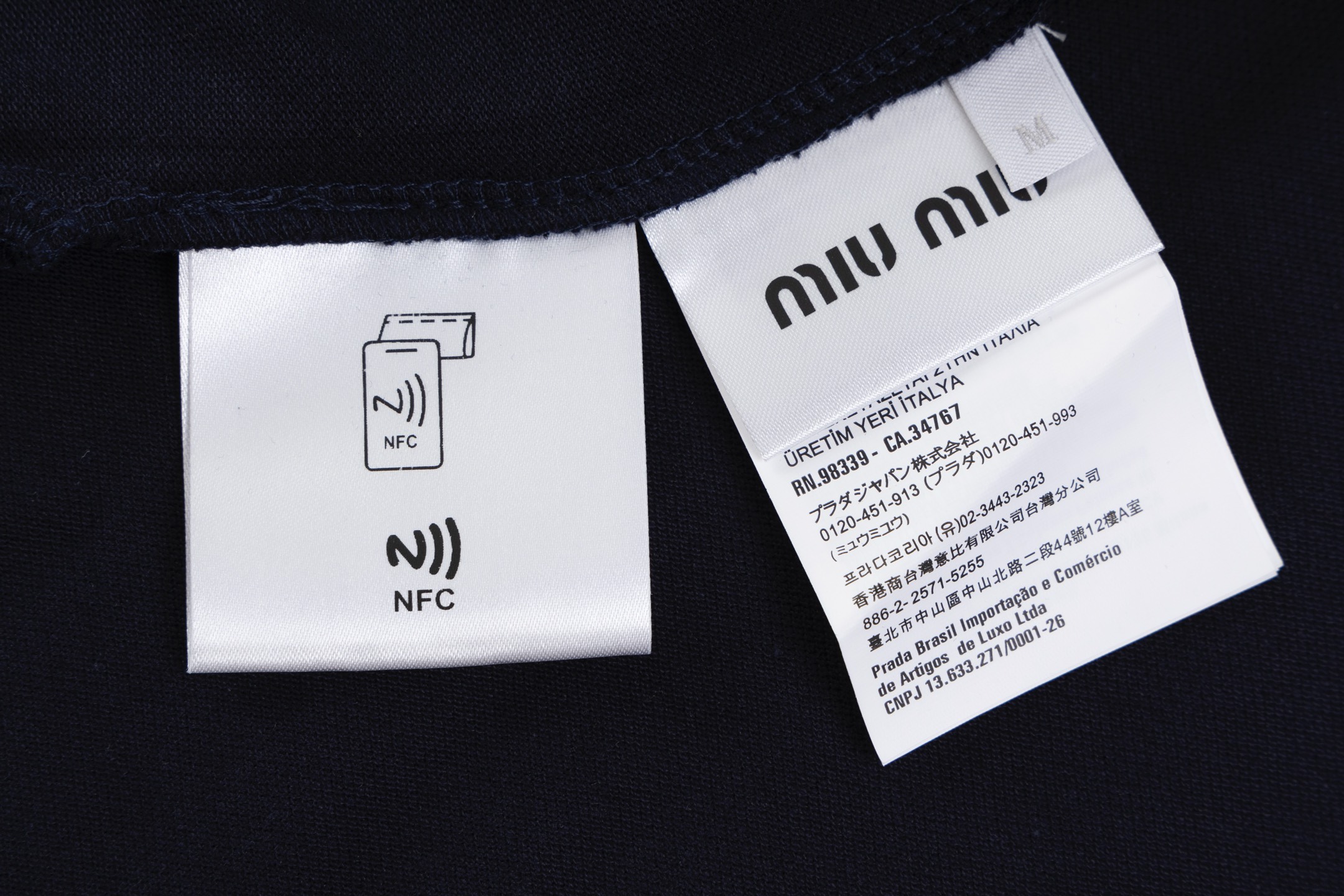 P170【独家供应】
MiuMiu 徽标珠地拼白边POLO衫
原版9000购入开发，面料采用210克双精疏棉股珠地布，50支液氨双股平纹面料，定制提花扁机罗纹，面料酵洗，进口刺绣，定制1：1纽扣，定制1：1商标
Size:S-M-L-XL