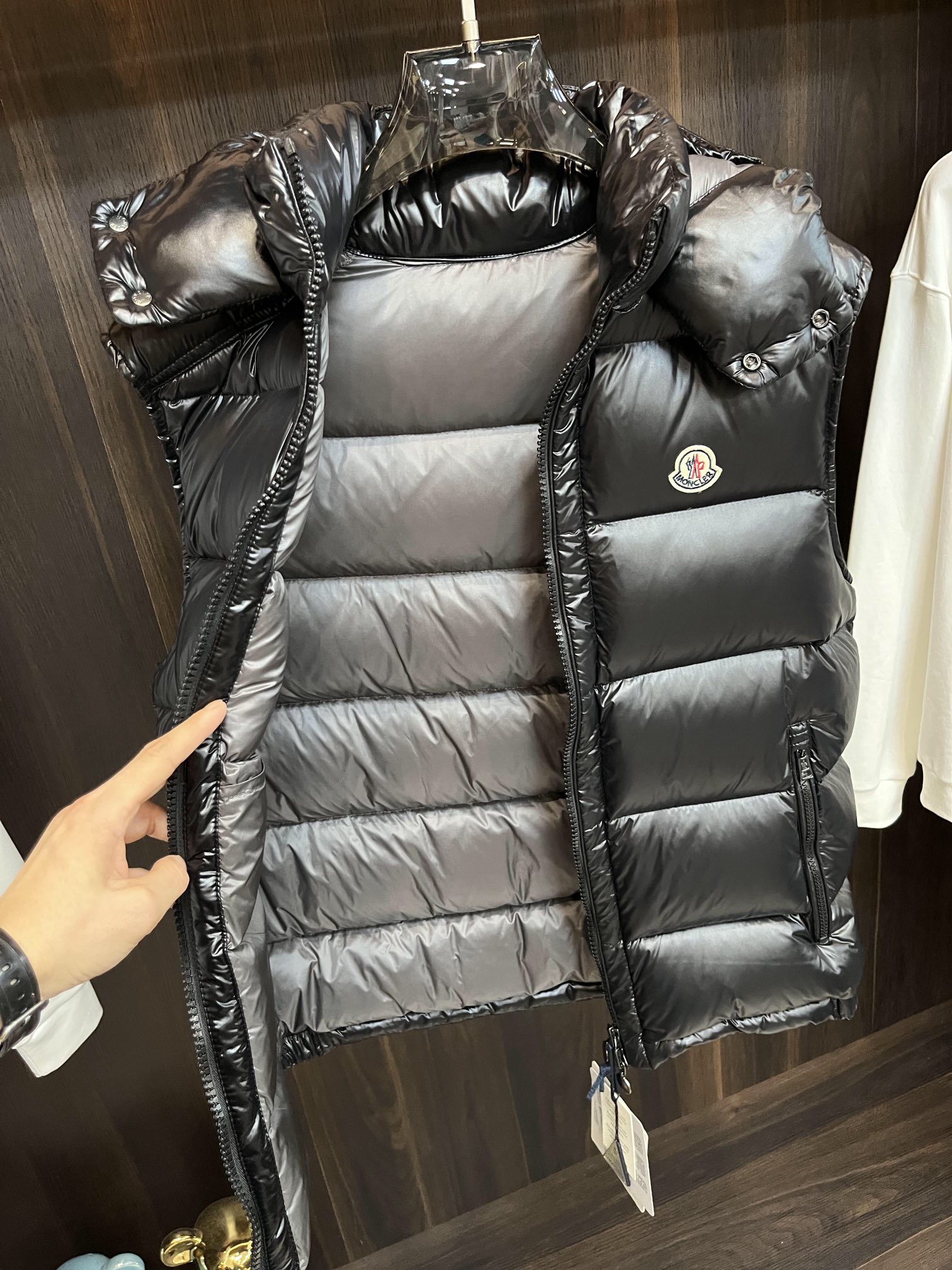 主推Moncler23s秋冬爆款羽绒蒙口连帽羽绒马甲！90白鸭绒顶级轻奢羽绒服！舒适顶级品质羽绒服！尺码