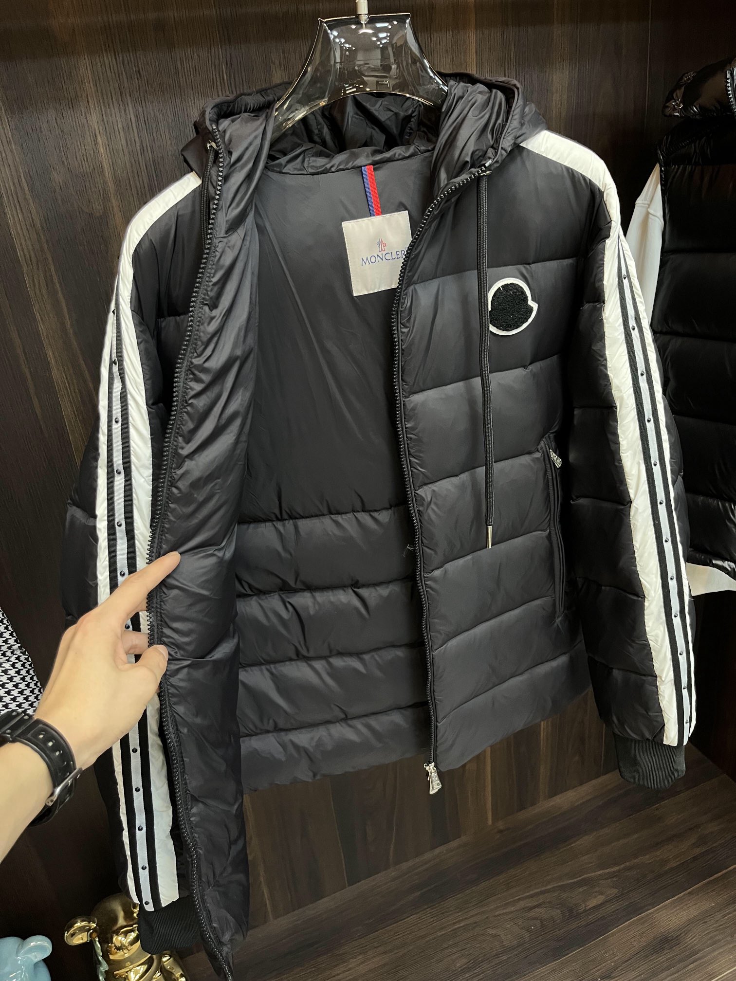 主推Moncler23s秋冬爆款羽绒蒙口连帽羽绒服！90白鸭绒顶级轻奢羽绒服！舒适顶级品质羽绒服！尺码1