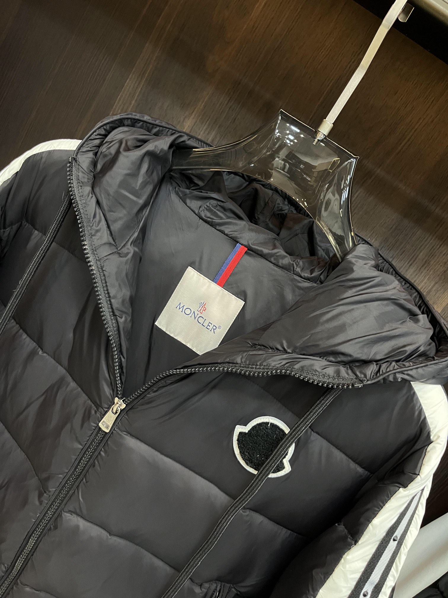 主推Moncler23s秋冬爆款羽绒蒙口连帽羽绒服！90白鸭绒顶级轻奢羽绒服！舒适顶级品质羽绒服！尺码1