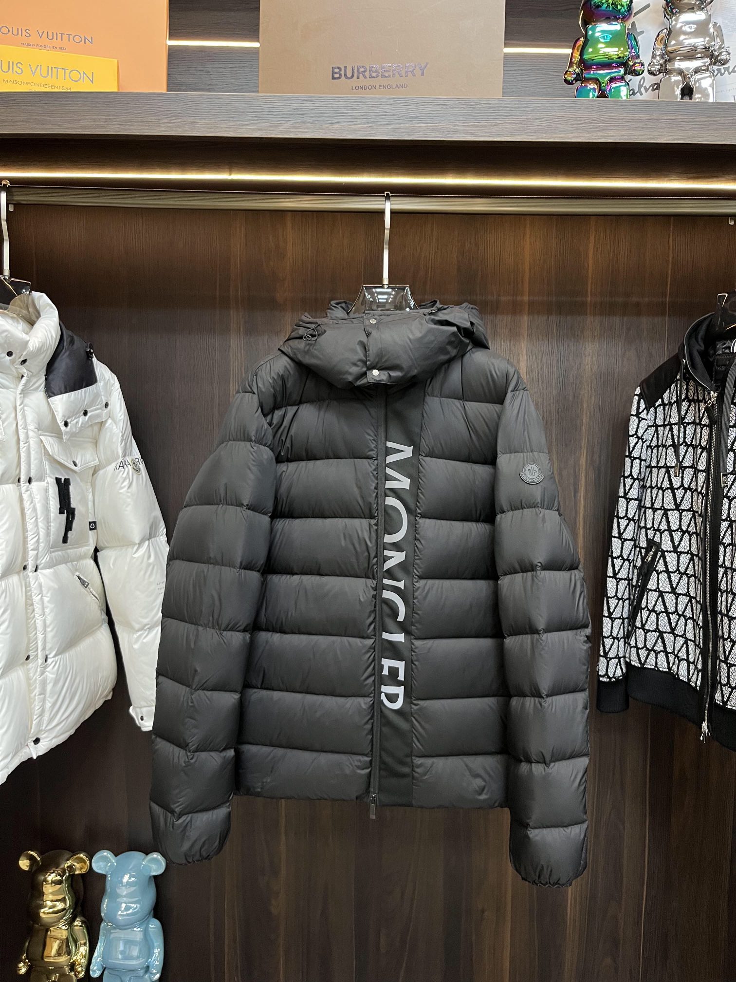 主推Moncler23s秋冬爆款羽绒服蒙口连帽羽绒服！90白鸭绒顶级轻奢羽绒服！经典刺绣工艺羽绒服舒适顶