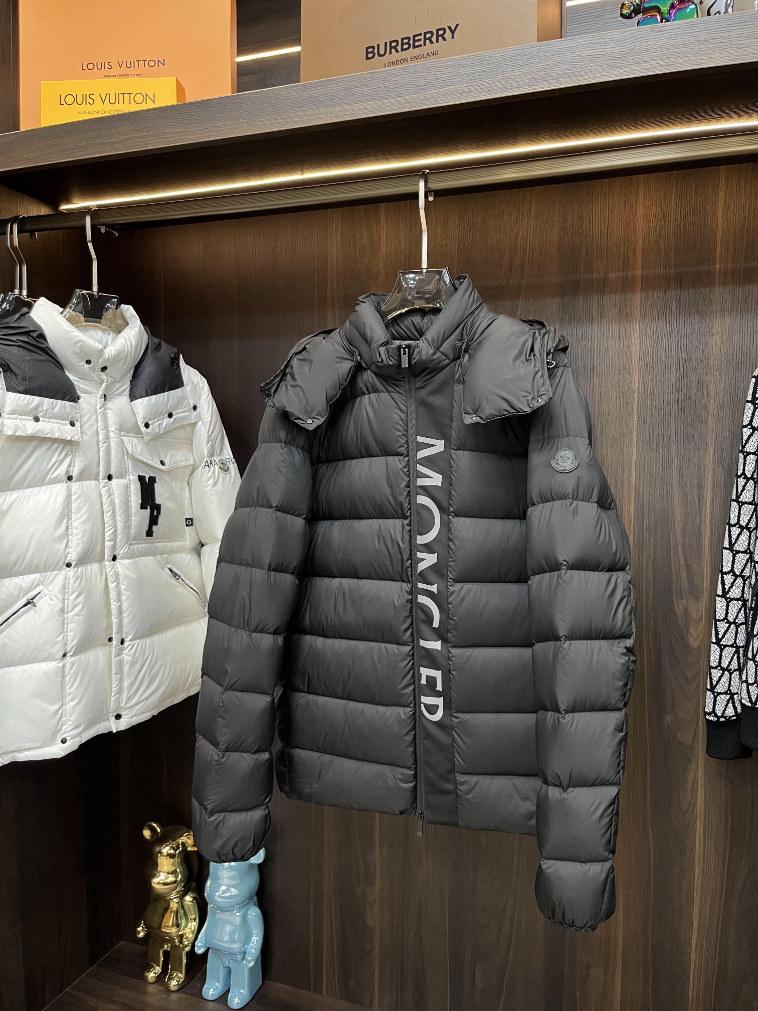 主推Moncler23s秋冬爆款羽绒服蒙口连帽羽绒服！90白鸭绒顶级轻奢羽绒服！经典刺绣工艺羽绒服舒适顶