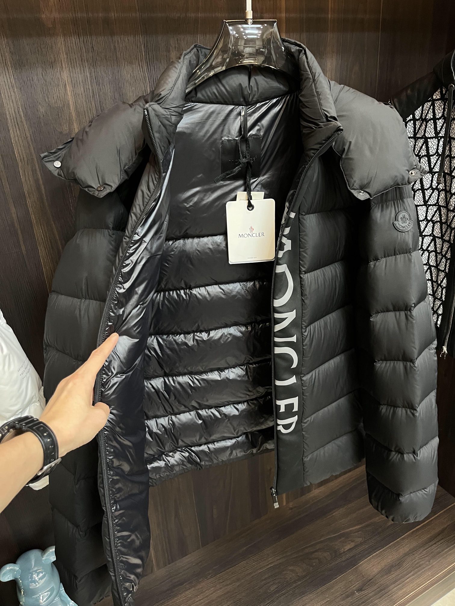 主推Moncler23s秋冬爆款羽绒服蒙口连帽羽绒服！90白鸭绒顶级轻奢羽绒服！经典刺绣工艺羽绒服舒适顶