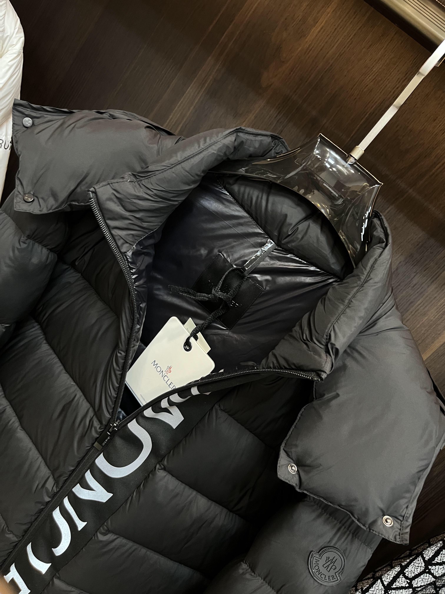 主推Moncler23s秋冬爆款羽绒服蒙口连帽羽绒服！90白鸭绒顶级轻奢羽绒服！经典刺绣工艺羽绒服舒适顶