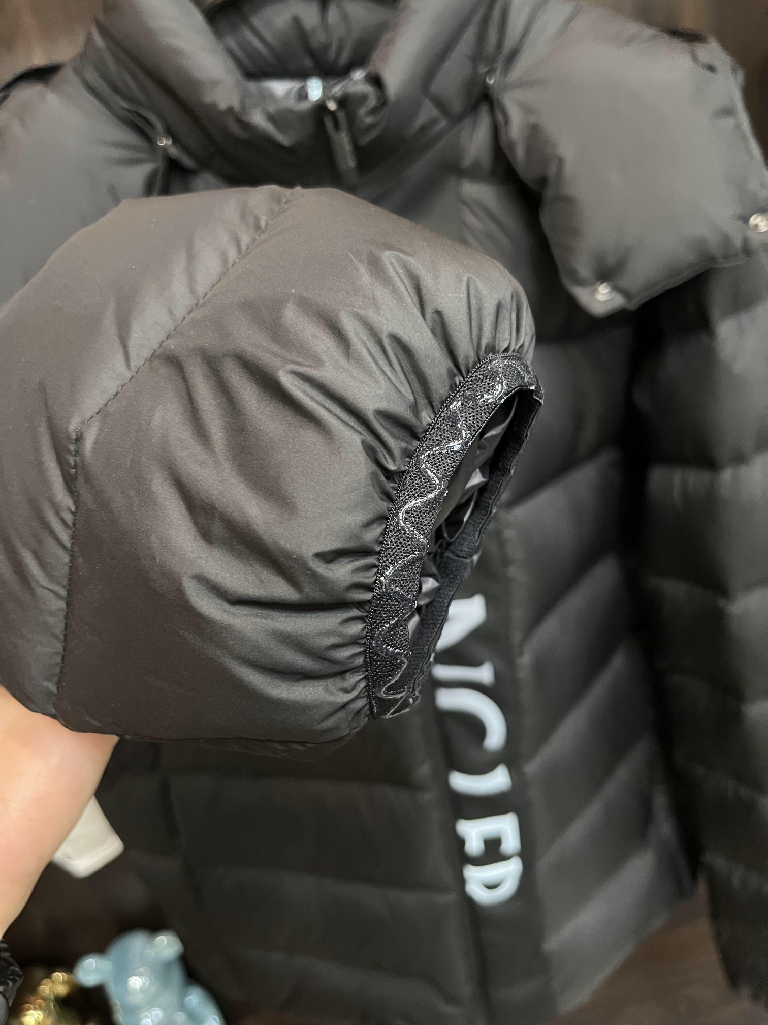 主推Moncler23s秋冬爆款羽绒服蒙口连帽羽绒服！90白鸭绒顶级轻奢羽绒服！经典刺绣工艺羽绒服舒适顶