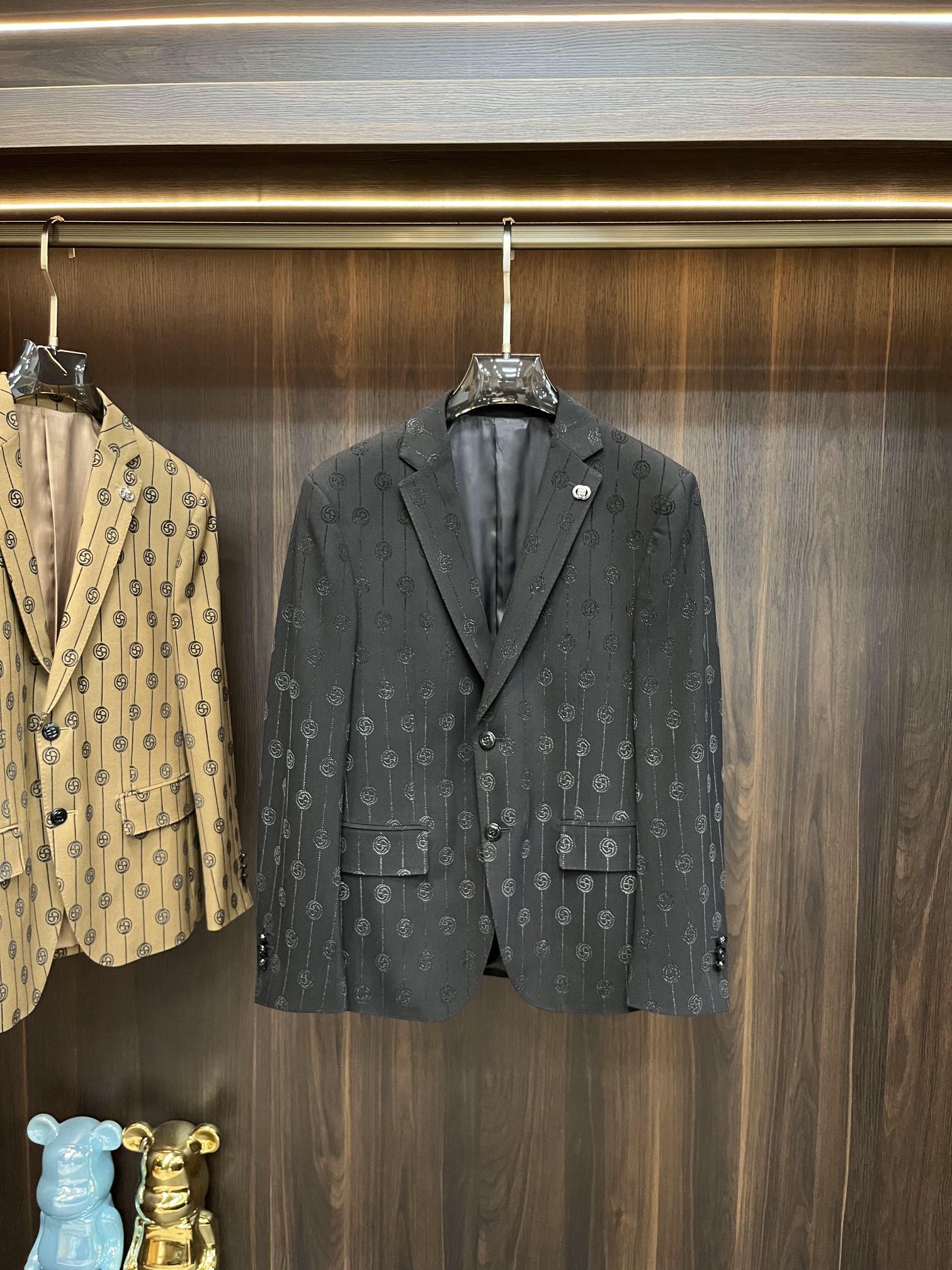 NO:140055,The latest Gucci ss early spring Gucci suit casual jackets. High-end quality, pattern fabrics and hardware are customized 1:1 in the counter. Jacquard gradient design, breathable and comfortable to make it into a fabric. The upper body is handsome and stylish, without any restraint, and the upper body is super comfortable!  The whole piece is super cool and upscale!  The upper body is not thick, showing the fashionable and personalized atmosphere!  Color: Black Yellow Number of codes: M-XXXL H new model first release, gucci, jackets & coats, business suit, alexander wang19860909主推 Gucci ss早春最新款古琦西装休闲外套 高端品质、版型面料五金都是专柜1:1定制,提花渐变设计、透气舒适合成面料,上身帅气有型,一点不拘束、上身超级舒适！整件超级酷炫上档次！上身不厚重,尽显时尚个性气息！ 颜色:黑色 黄色 码数:M-XXXL H新款首发,,gucci,jackets & coats,business suit,alexander wang,Men's clothing