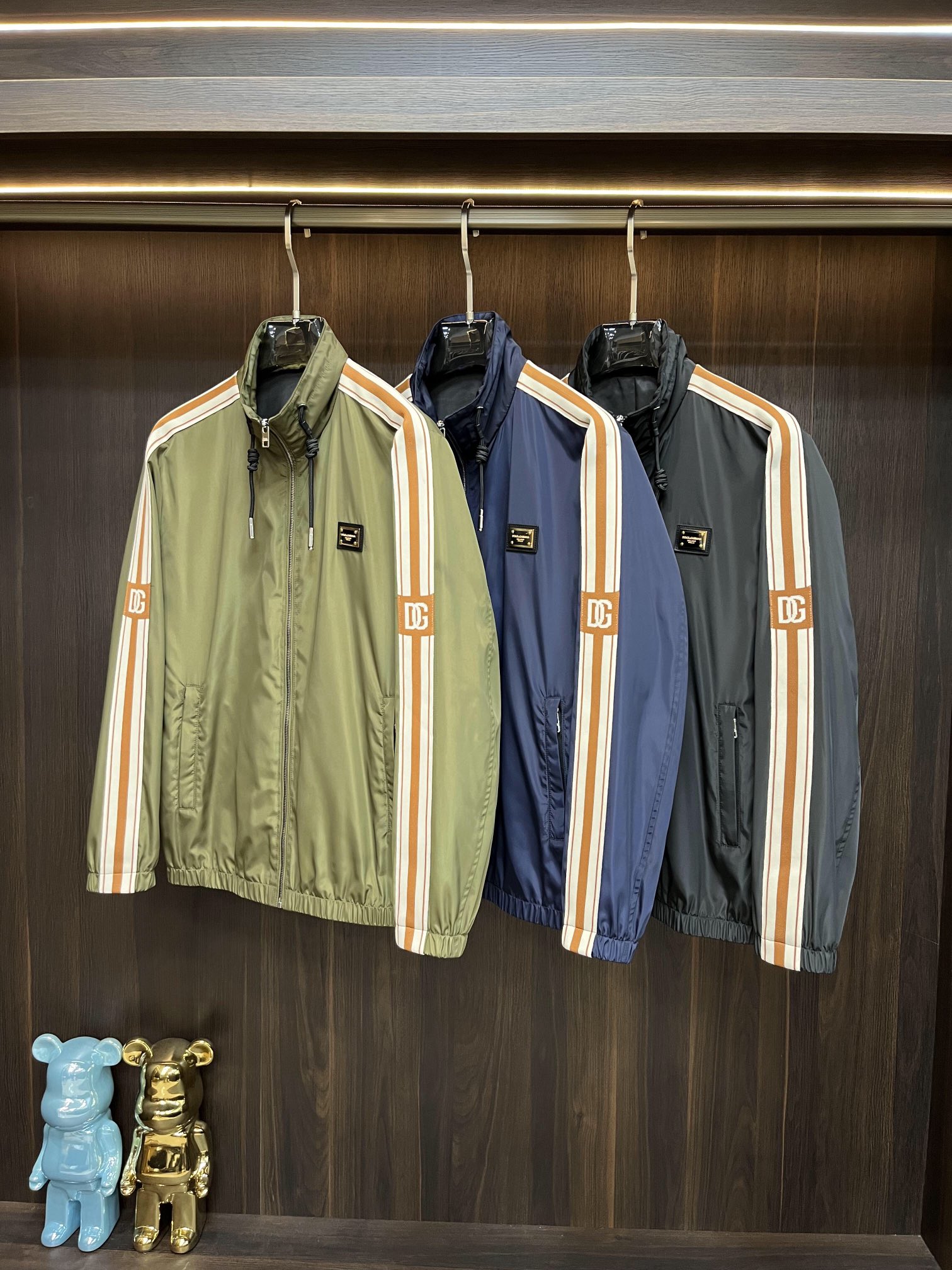 NO:121659,The latest D&G Ss early spring D&G Ss's Dolce & Gabbana turtleneck design casual jacket. High-end quality, pattern fabrics and hardware are customized 1:1 in the counter, breathable and comfortable, suitable for fabrics. The logo uses the current popular metal nameplate design. The upper body is handsome and stylish, without any restraint, and the upper body is super comfortable!  The whole piece is super cool and upscale!  The upper body is not thick, showing the fashionable and personalized atmosphere!  Color: Black Blue Green Number of codes: M-XXXL H new model first release, Dolce&Gabbana, Dolce&Gabbana, jackets & coats, alexander wang19860909主推 D&G ss早春最新款杜嘉班纳小高领设计休闲外套 高端品质、版型面料五金都是专柜1:1定制,透气舒适合成面料,Logo采用时下流行金属铭牌设计,上身帅气有型,一点不拘束、上身超级舒适！整件超级酷炫上档次！上身不厚重,尽显时尚个性气息！ 颜色:黑色 蓝色 绿色 码数:M-XXXL H新款首发,,Dolce&Gabbana,Dolce&Gabbana,jackets & coats,alexander wang,Men's clothing