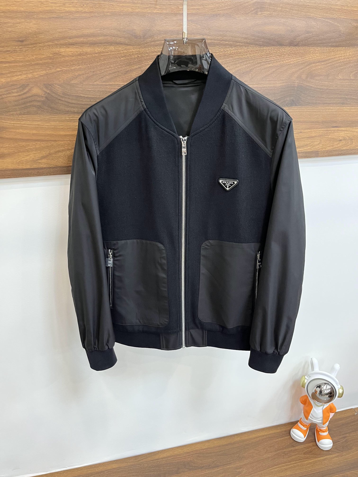 NO:140619,Prada 2025 Spring New Men's Jacket, original single three-standard full high-end version!  Customized fabrics for counters are breathable and comfortable, with impeccable details, brand elements design concept, professional purchasing level reflects high quality. The feel is delicate and soft!  It is casually cut, with a great upper body style!  Code number M~XXXL,,prada,jackets & coats,jackets & coats,alexander wang19860909普拉达 2025开春新款男士夹克外套,原单三标齐全高端版本！专柜定制面料 透气舒适度高,细节无可挑剔,品牌元素设计理念,专业代购级体现高品质.手感细腻柔软！呈现休闲裁剪,上身版型超赞！码数M～XXXL,,prada,jackets & coats,jackets & coats,alexander wang,Men's clothing