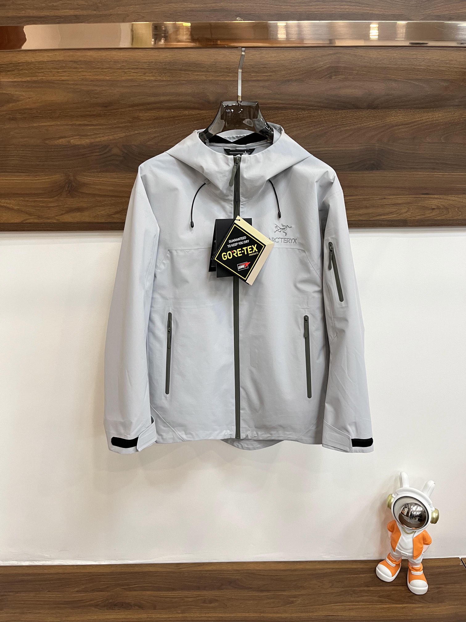 NO:123614,The main recommendation is Archaeoptera Bird ss Spring's latest Archaeoptera Bird hooded sports jacket, high-end quality, three-proof outdoor sports jacket, the style fabric and hardware are customized 1:1 in the counter, breathable and comfortable, suitable for fabrics, the logo adopts the current popular embroidery design, the upper body is handsome and stylish, not restrained at all, and the upper body is super comfortable!  The whole piece is super cool and upscale!  The upper body is not thick, showing the fashionable and personalized atmosphere!  Number of codes: M-XXXL H2025 new model first release, arc'teryx, jackets & coats,hats,alexander wang19860909主推 始祖鸟 ss春季最新款始祖鸟连帽运动外套 高端品质、三防户外运动冲锋衣,版型面料五金都是专柜1:1定制,透气舒适合成面料,Logo采用时下流行刺绣设计,上身帅气有型,一点不拘束、上身超级舒适！整件超级酷炫上档次！上身不厚重,尽显时尚个性气息！ 码数:M-XXXL H2025新款首发,arc'teryx,jackets & coats,hats,alexander wang,Men's clothing