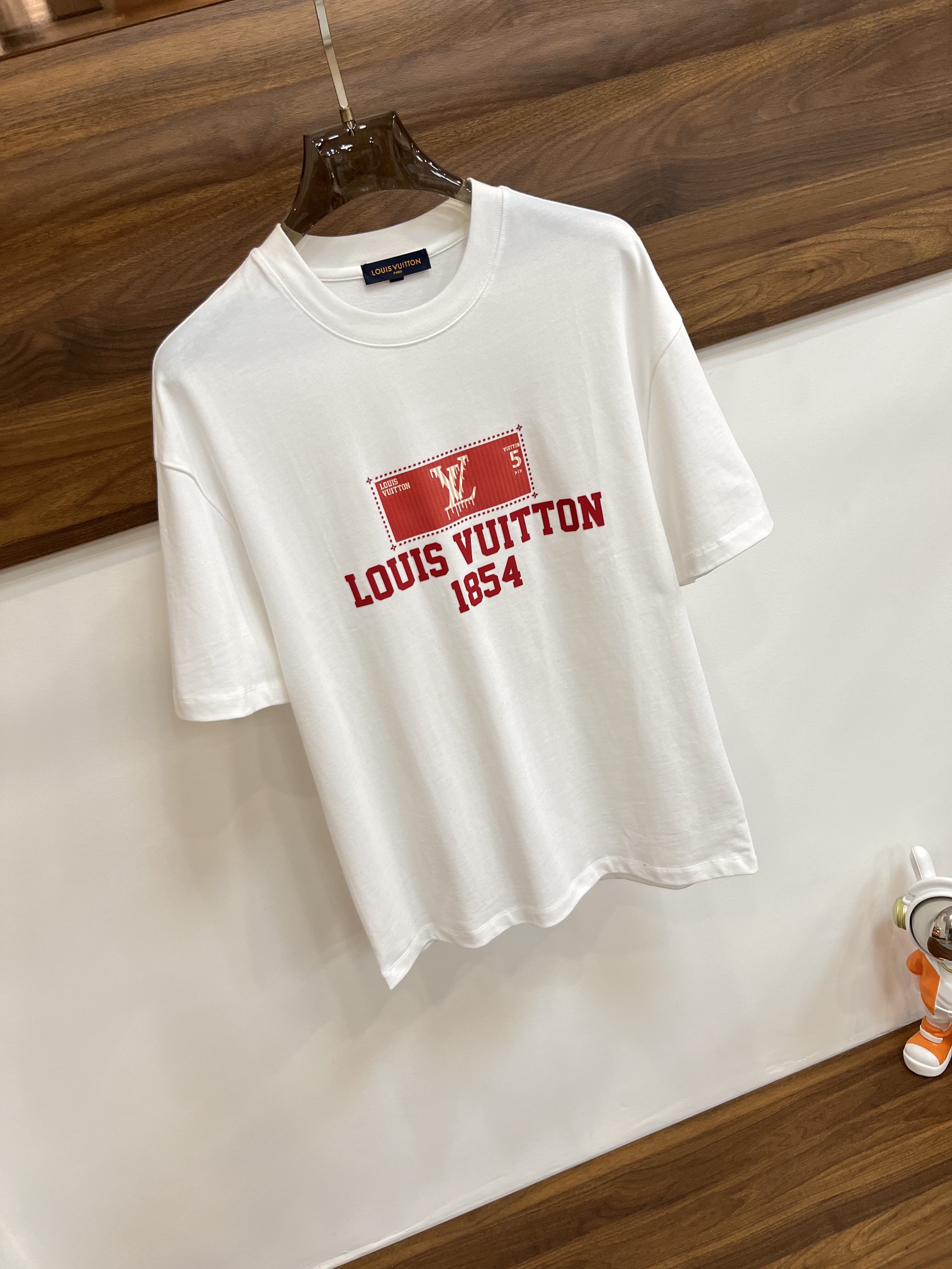主推LV2024ss早春新款发布️驴牌圆领T恤logo印花穿上就是舒适自在又显瘦的存在慵懒而随性结合干净