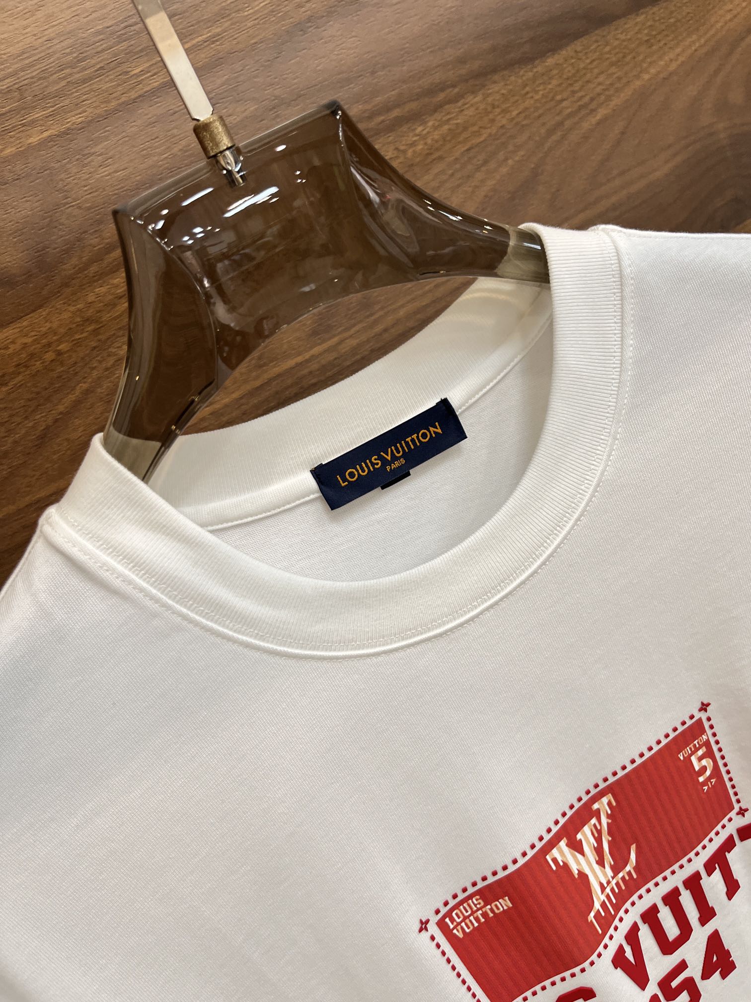 主推LV2024ss早春新款发布️驴牌圆领T恤logo印花穿上就是舒适自在又显瘦的存在慵懒而随性结合干净
