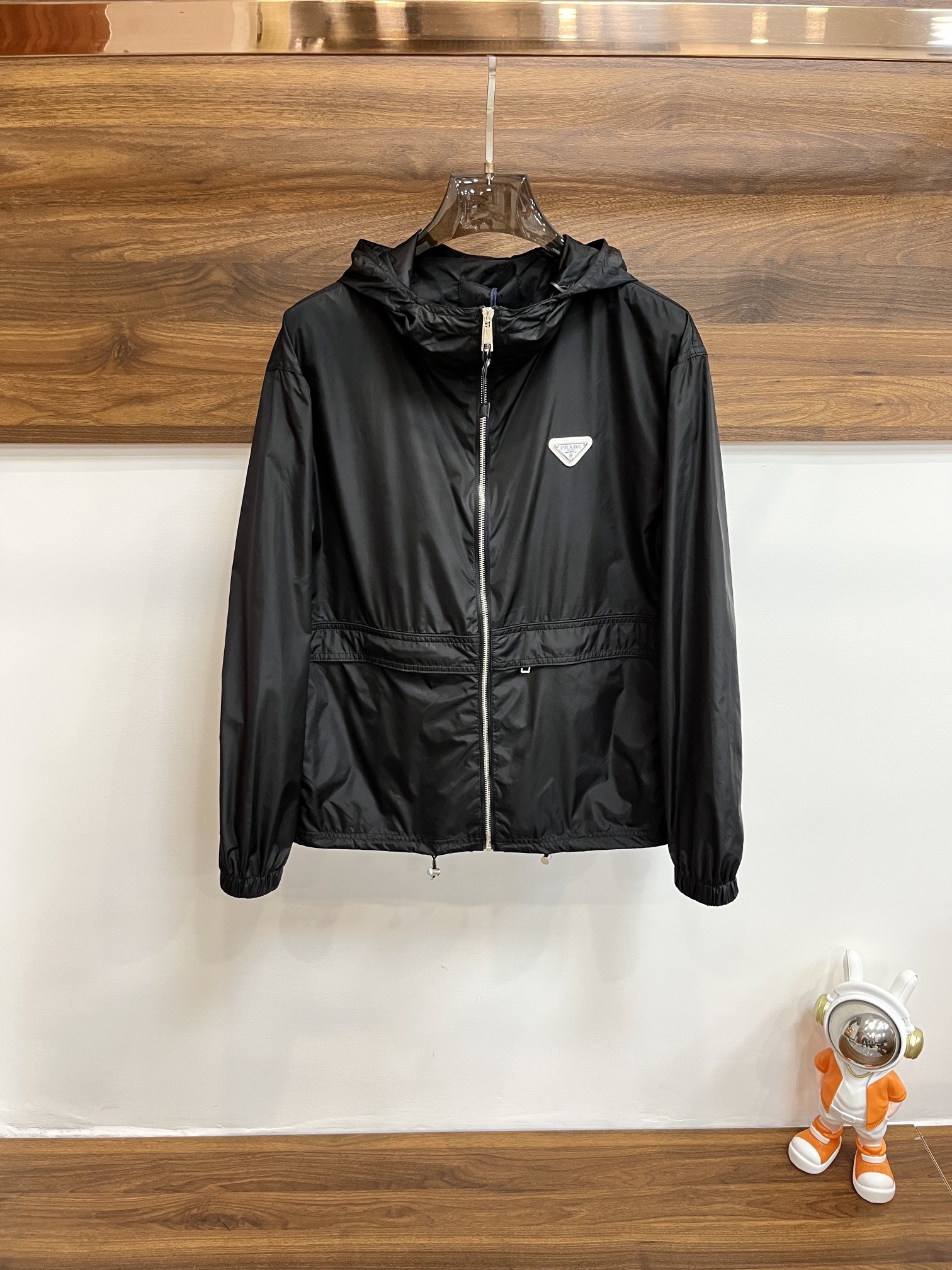 NO:127000,Burberry's new spring jacket for 2025, the new product on the show is perfect, comfortable and warm, the three-standard complete colors and full and attractive, and the very outstanding design easily advances the sense of fashion. The workmanship is extremely exquisite and rigorous, and the wiring is neat and meticulous!  A masterpiece of a big-name designer!  The upper body doesn't look bloated and super handsome!  Spot code M ~ XXXL,,burberry,jackets & coats,jackets & coats,alexander wang19860909巴宝莉 2025春季新款夹克外套,秀场新品品相非常完美,舒适保暖,三标齐全色泽饱满诱人,非常出彩的设计,轻松将时髦感进阶,做工极为考究严谨,走线工整细致！大牌设计师巨作！上身不显臃肿、超级帅气！现货码数M ～ XXXL,,burberry,jackets & coats,jackets & coats,alexander wang,Men's clothing