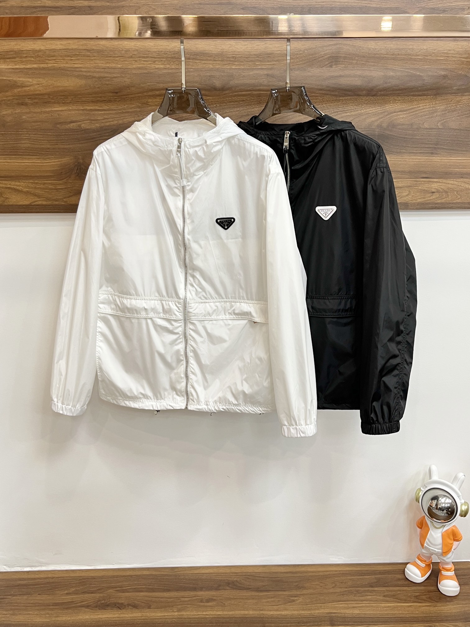 NO:126997,Prada's new spring jacket 2025, the new product on the show is perfect, comfortable and warm, the three-standard complete colors and full and attractive, and the very outstanding design easily advances the sense of fashion. The workmanship is extremely exquisite and rigorous, and the wiring is neat and meticulous!  A masterpiece of a big-name designer!  The upper body doesn't look bloated and super handsome!  Spot code M ~ XXXL,,prada,jackets & coats,jackets & coats,alexander wang19860909普拉达 2025春季新款夹克外套,秀场新品品相非常完美,舒适保暖,三标齐全色泽饱满诱人,非常出彩的设计,轻松将时髦感进阶,做工极为考究严谨,走线工整细致！大牌设计师巨作！上身不显臃肿、超级帅气！现货码数M ～ XXXL,,prada,jackets & coats,jackets & coats,alexander wang,Men's clothing